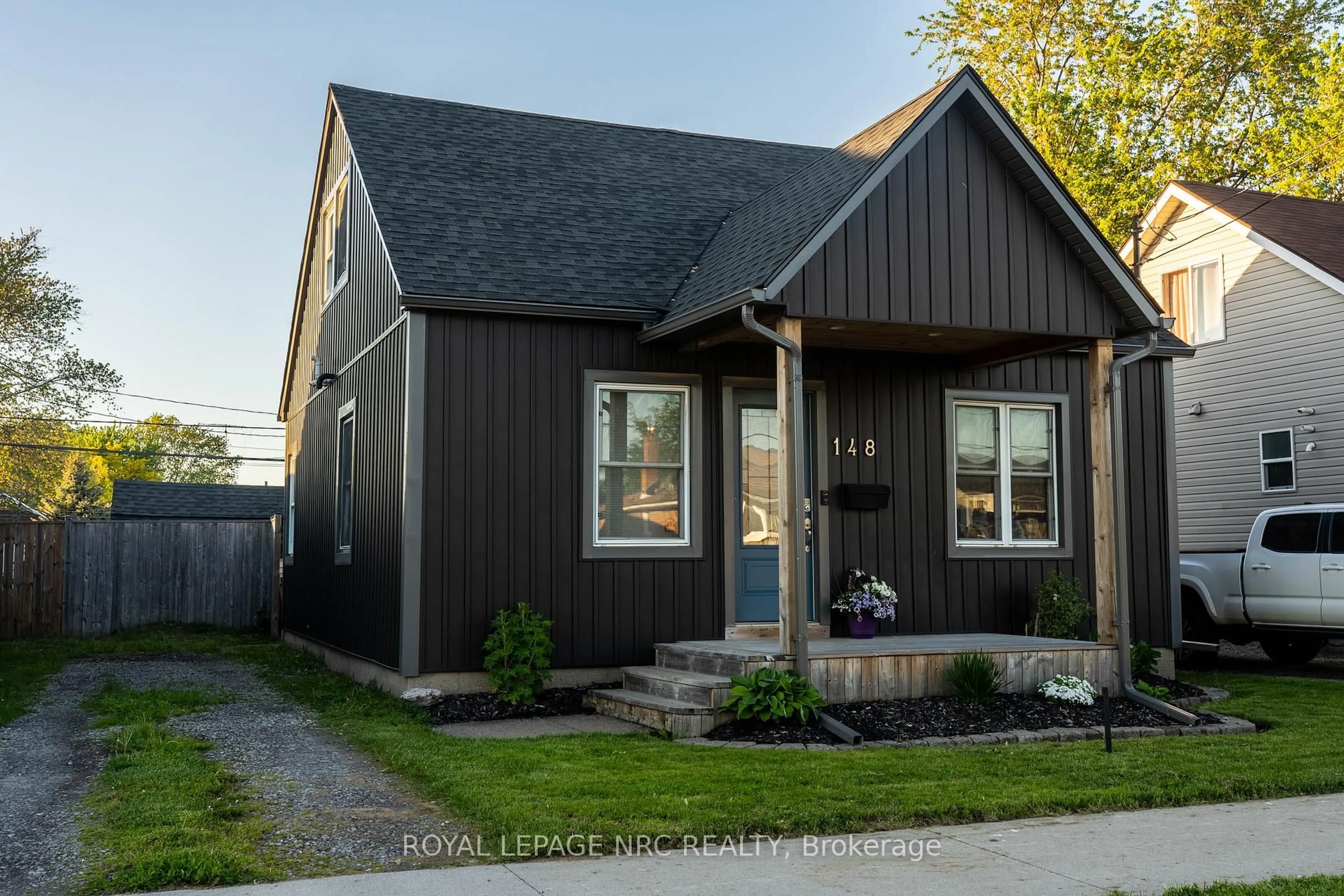 Home with vinyl exterior material, street for 148 Catherine St, Fort Erie Ontario L2A 2J2