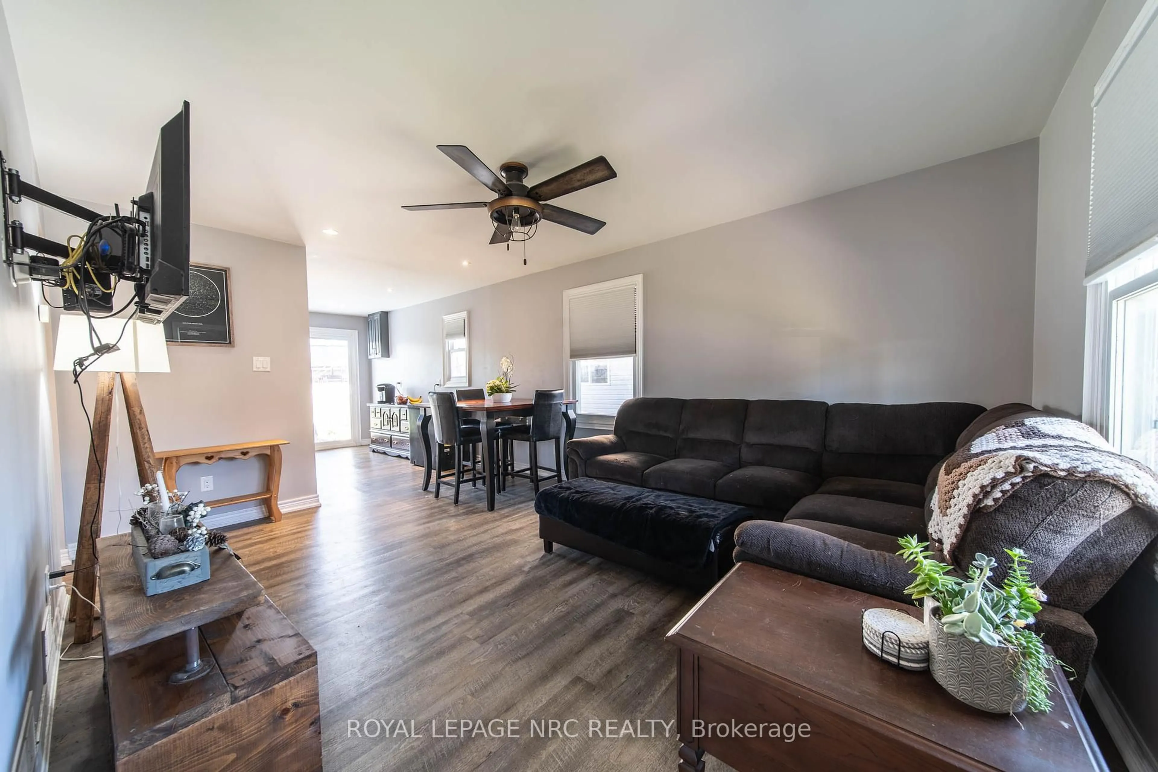 Living room with furniture, wood/laminate floor for 148 Catherine St, Fort Erie Ontario L2A 2J2