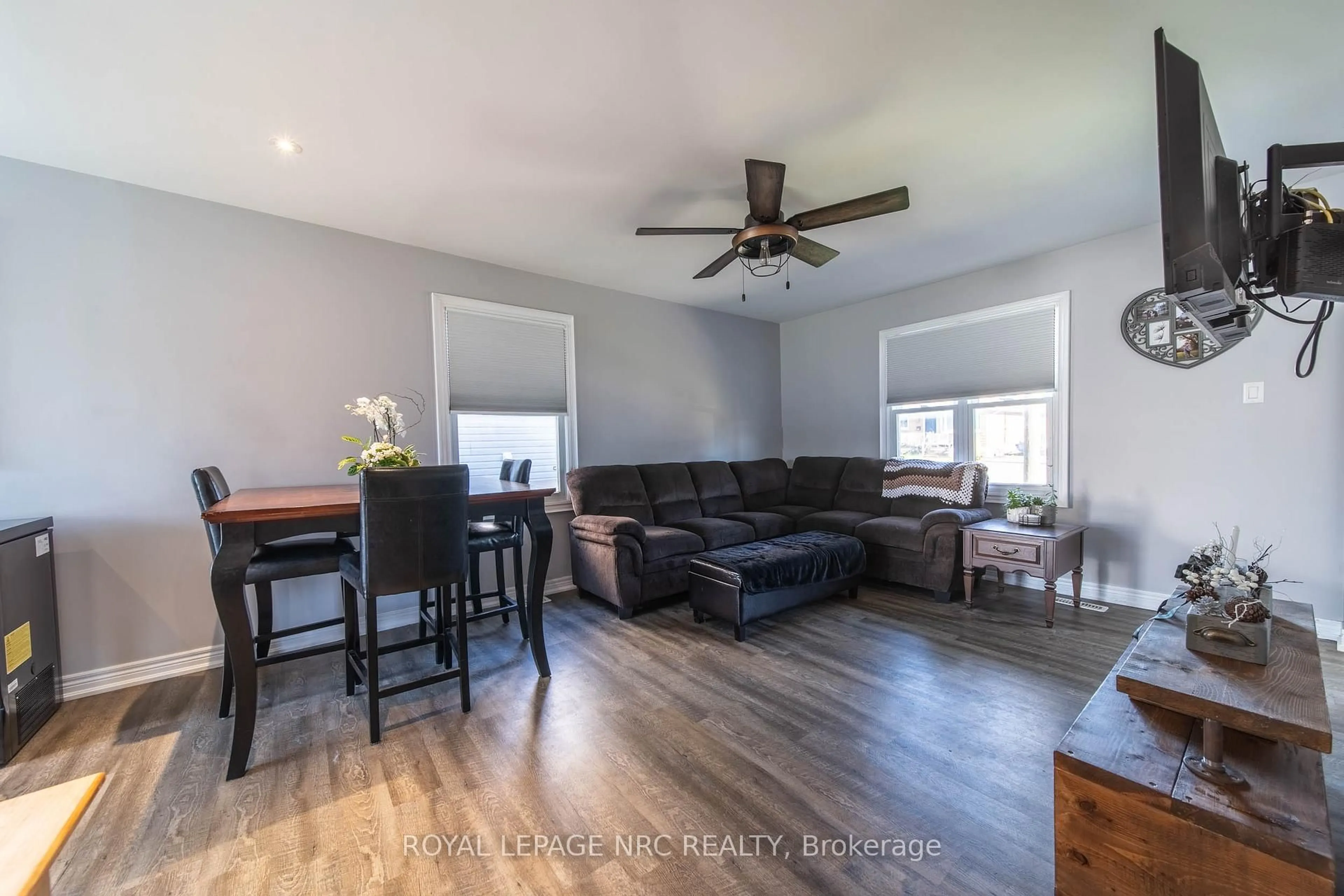 Living room with furniture, wood/laminate floor for 148 Catherine St, Fort Erie Ontario L2A 2J2
