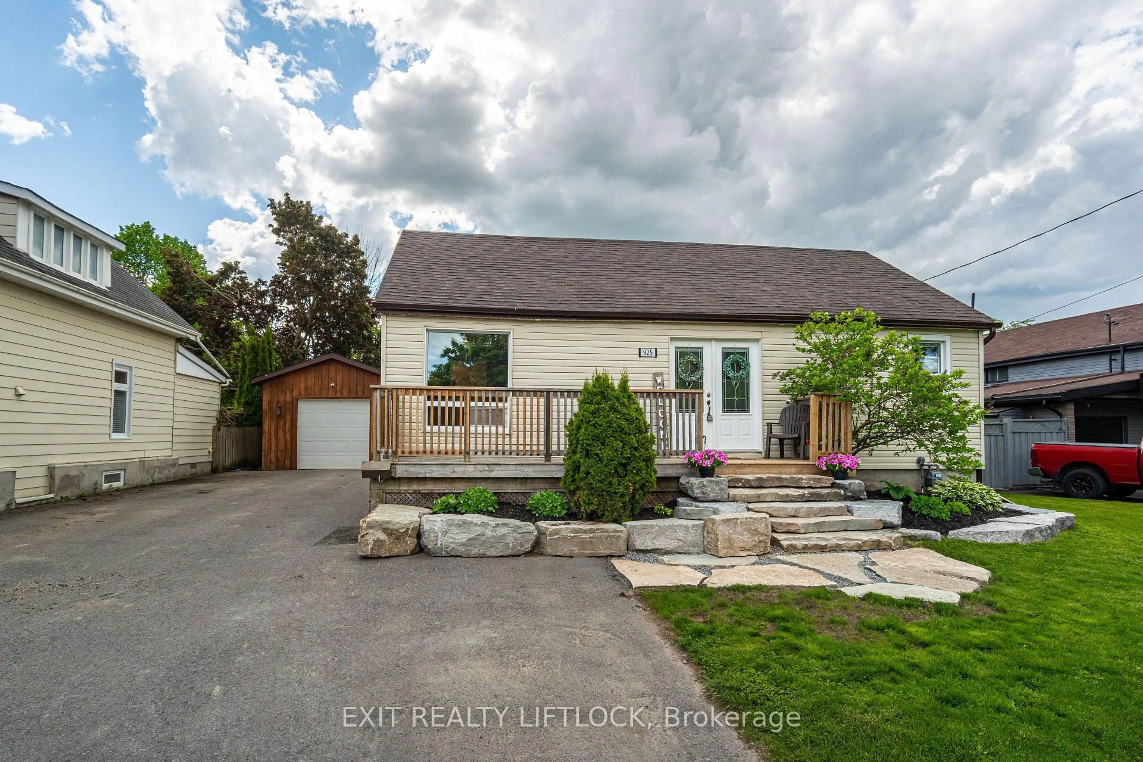 A pic from outside/outdoor area/front of a property/back of a property/a pic from drone, street for 925 Ford St, Peterborough Central Ontario K9J 5V2