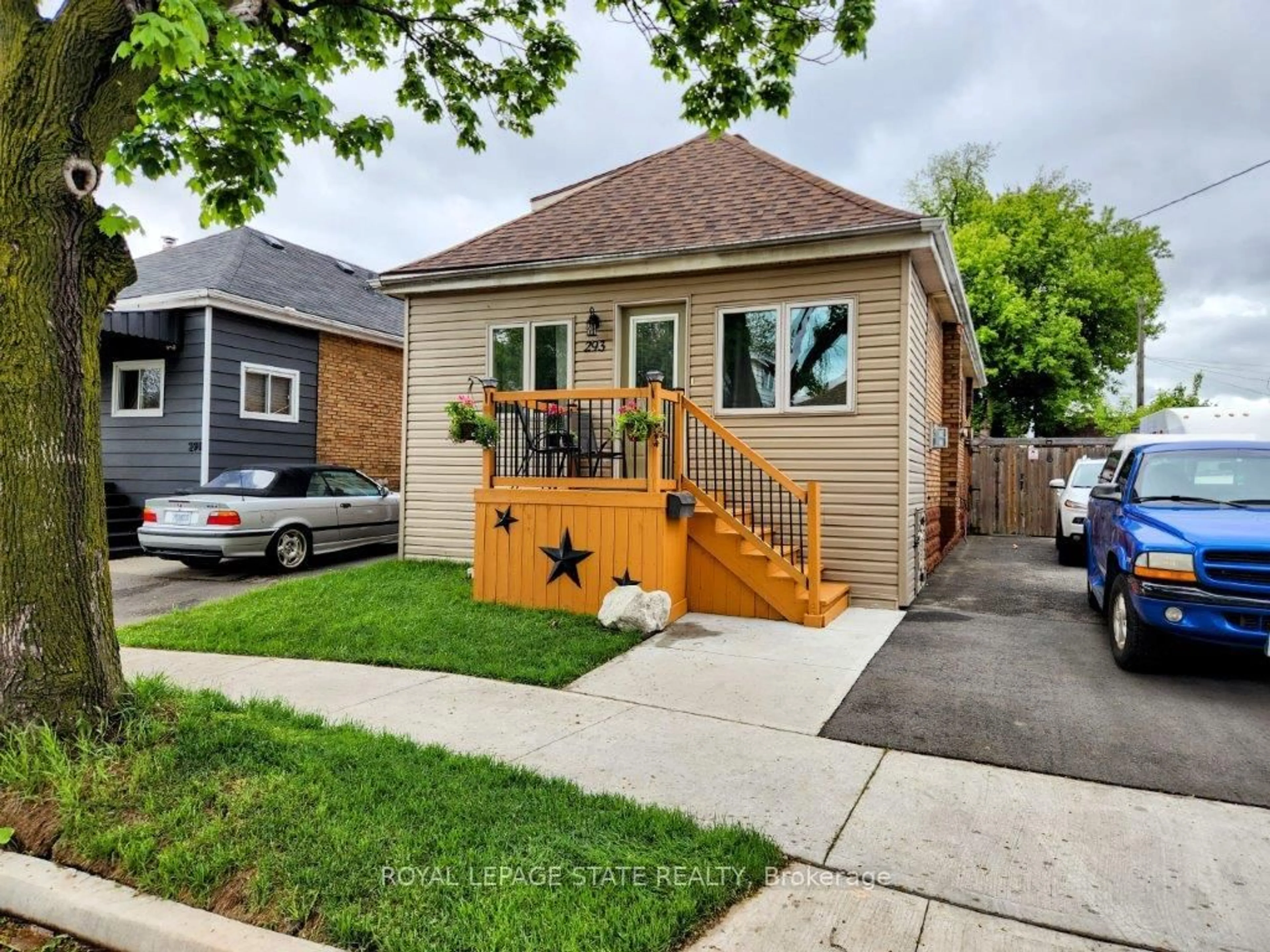 Home with brick exterior material, street for 293 Fairfield Ave, Hamilton Ontario L8H 5H5