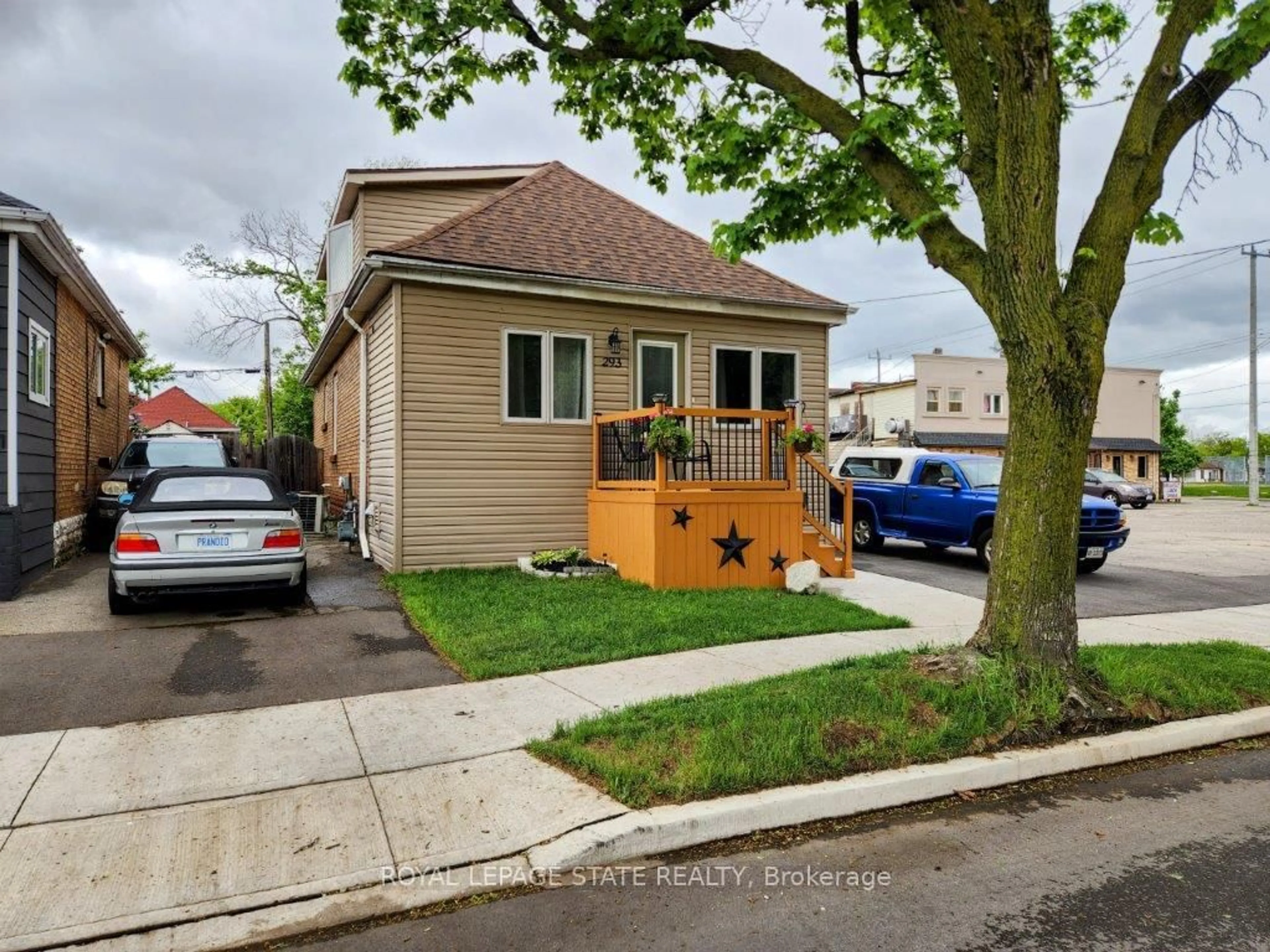 Home with vinyl exterior material, street for 293 Fairfield Ave, Hamilton Ontario L8H 5H5