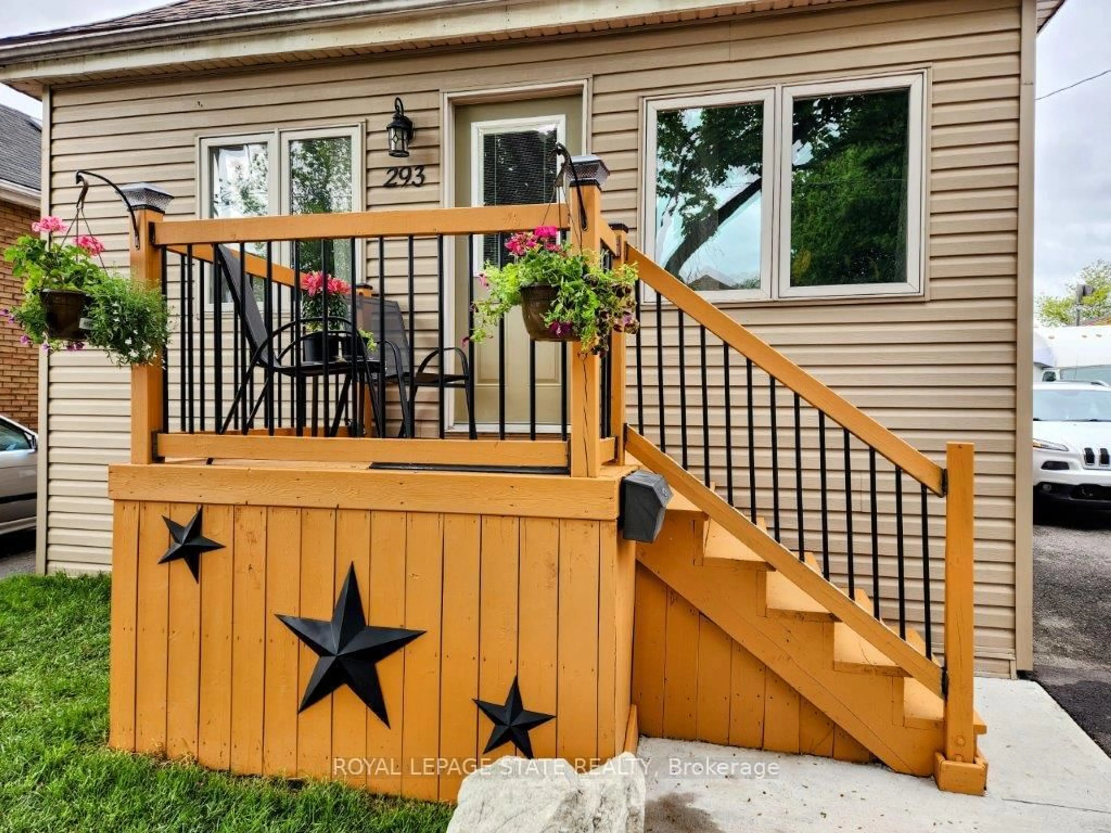 Home with vinyl exterior material, street for 293 Fairfield Ave, Hamilton Ontario L8H 5H5