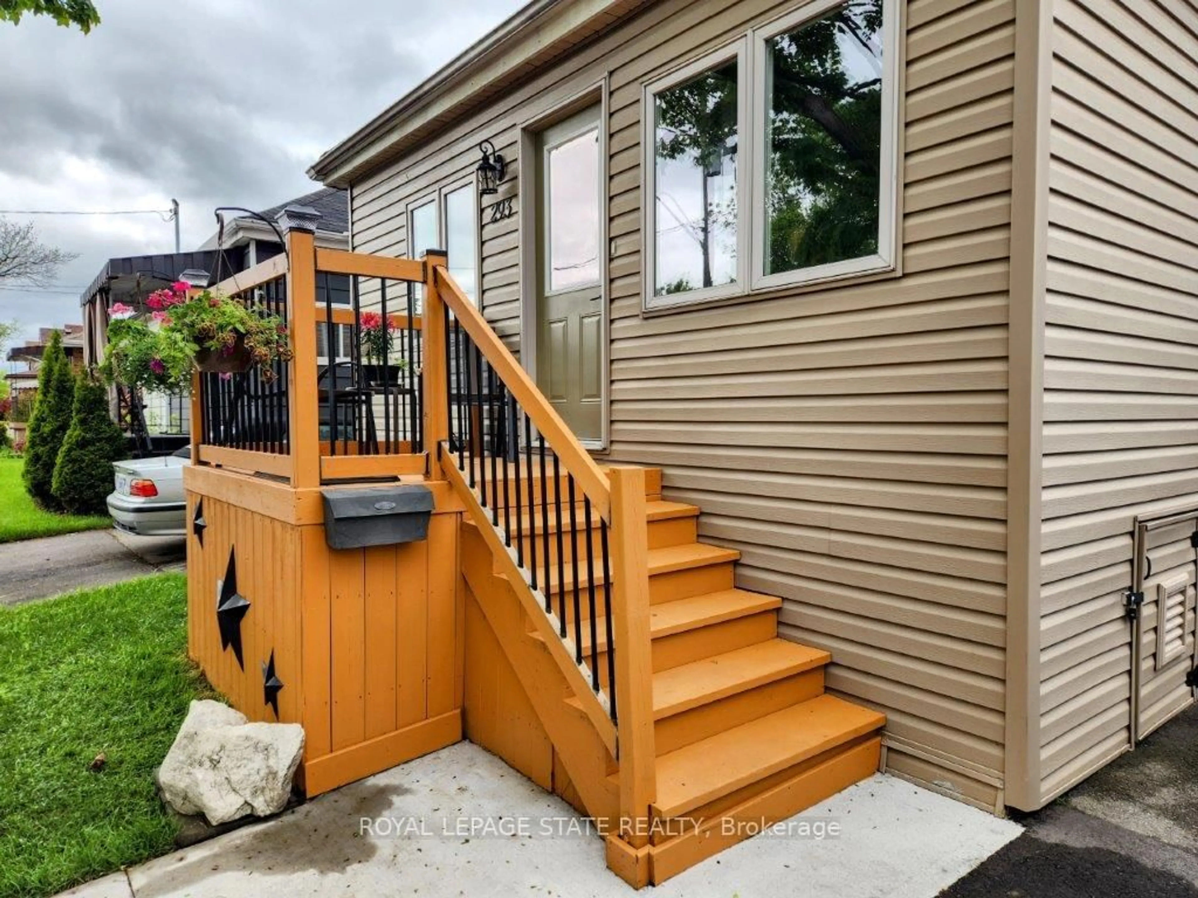 Home with vinyl exterior material, street for 293 Fairfield Ave, Hamilton Ontario L8H 5H5