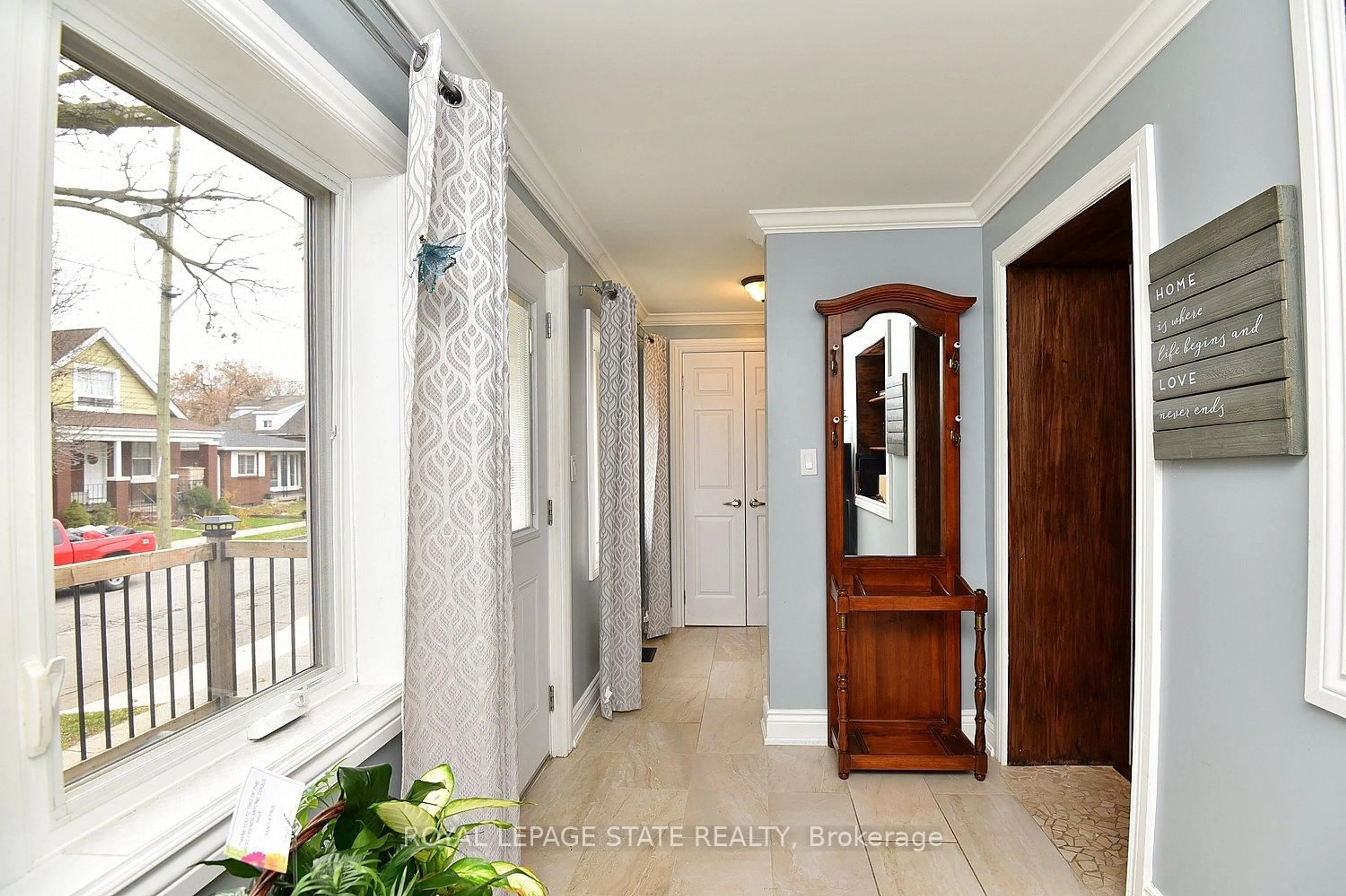 Indoor entryway for 293 Fairfield Ave, Hamilton Ontario L8H 5H5