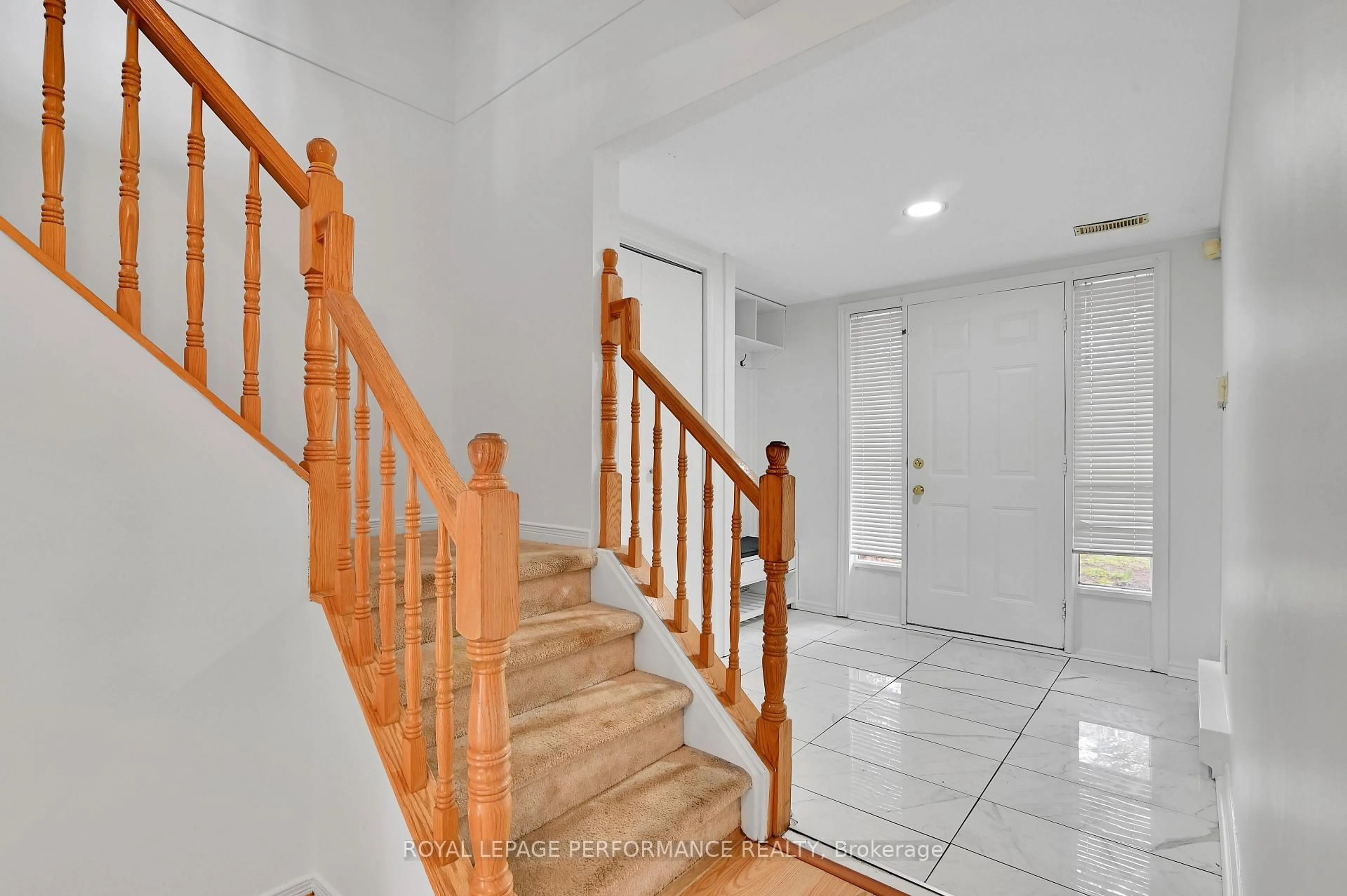 Indoor foyer for 1838 Summerfields Cres #17, Ottawa Ontario K1C 7B7