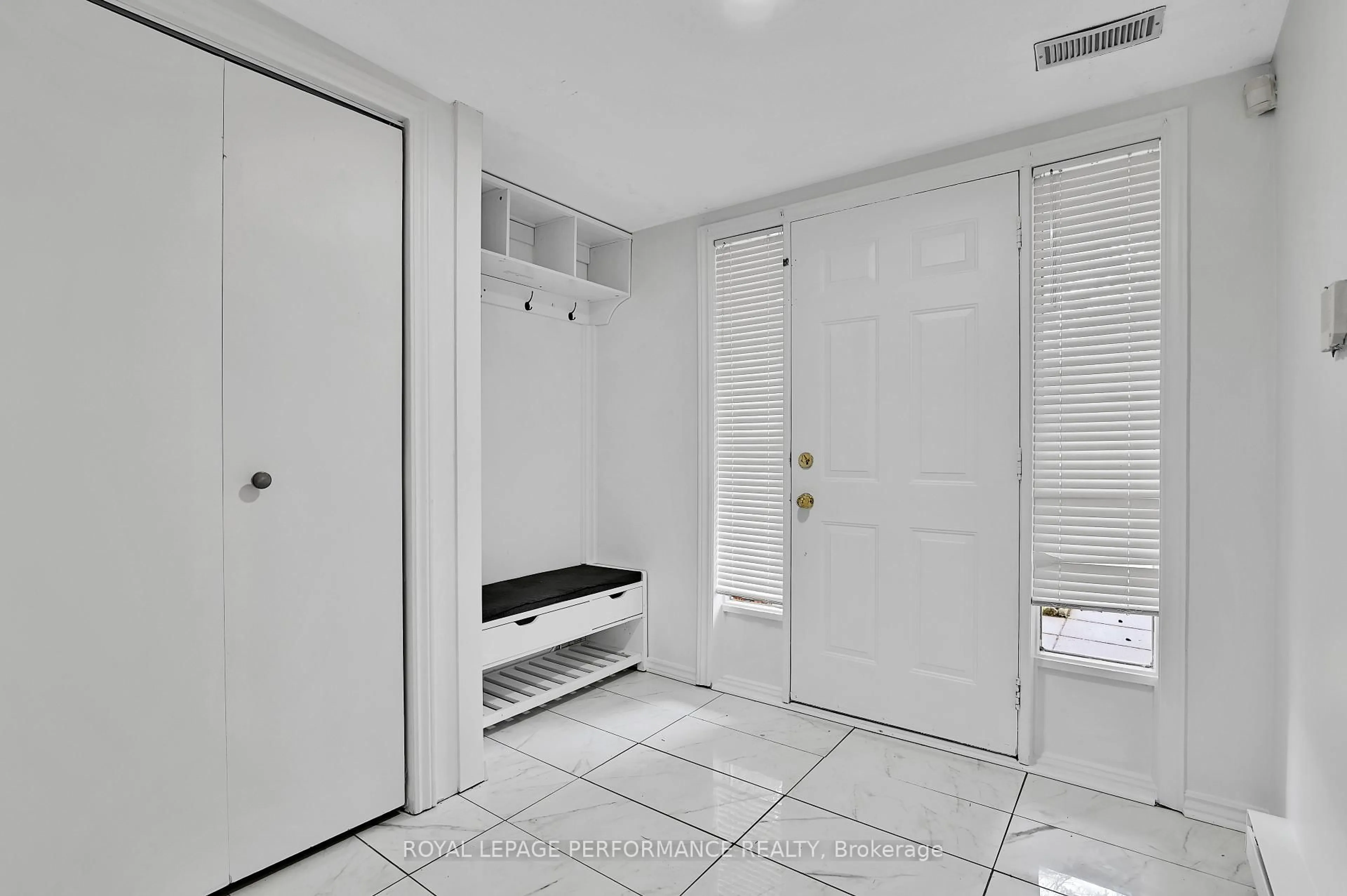 Indoor entryway for 1838 Summerfields Cres #17, Ottawa Ontario K1C 7B7