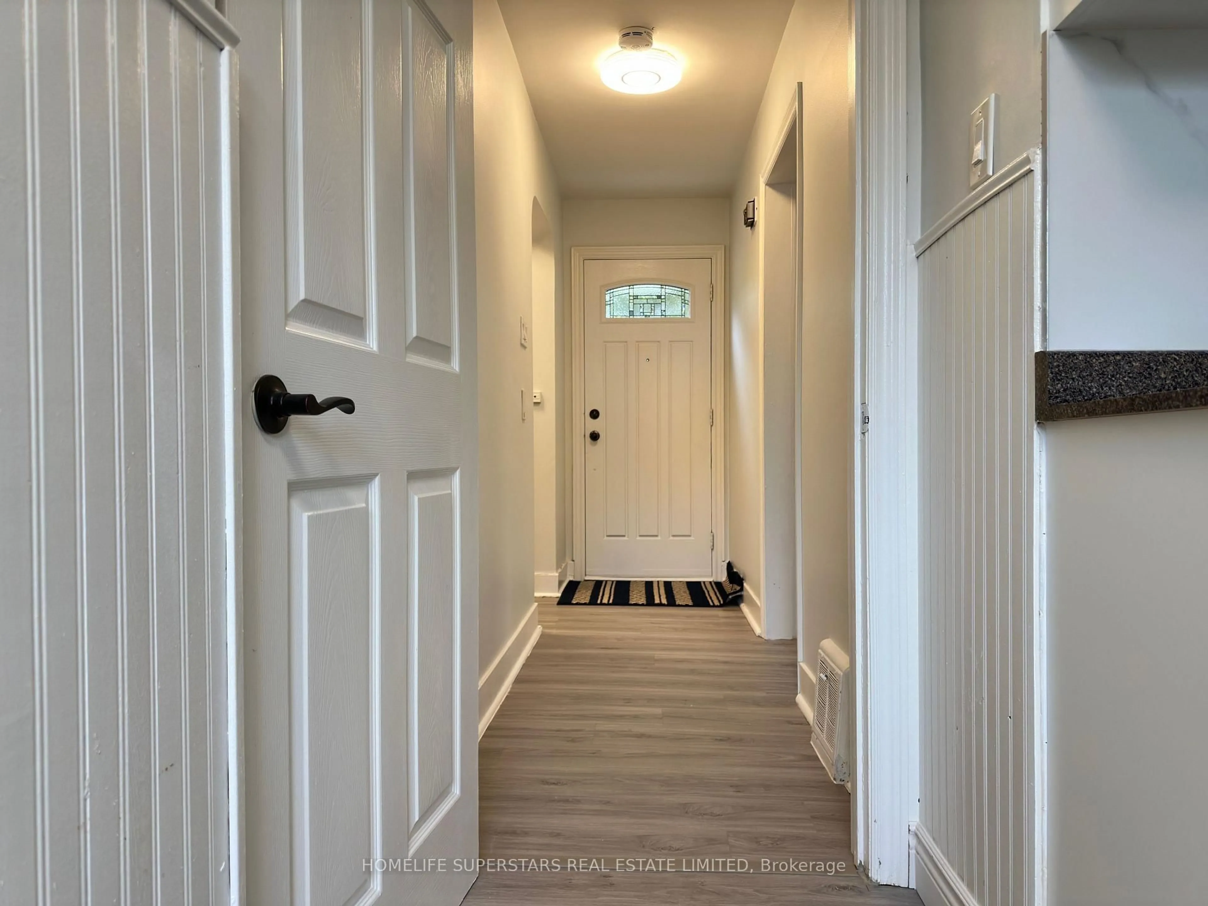 Indoor entryway for 5672 Drummond Rd, Niagara Falls Ontario L2G 4L4