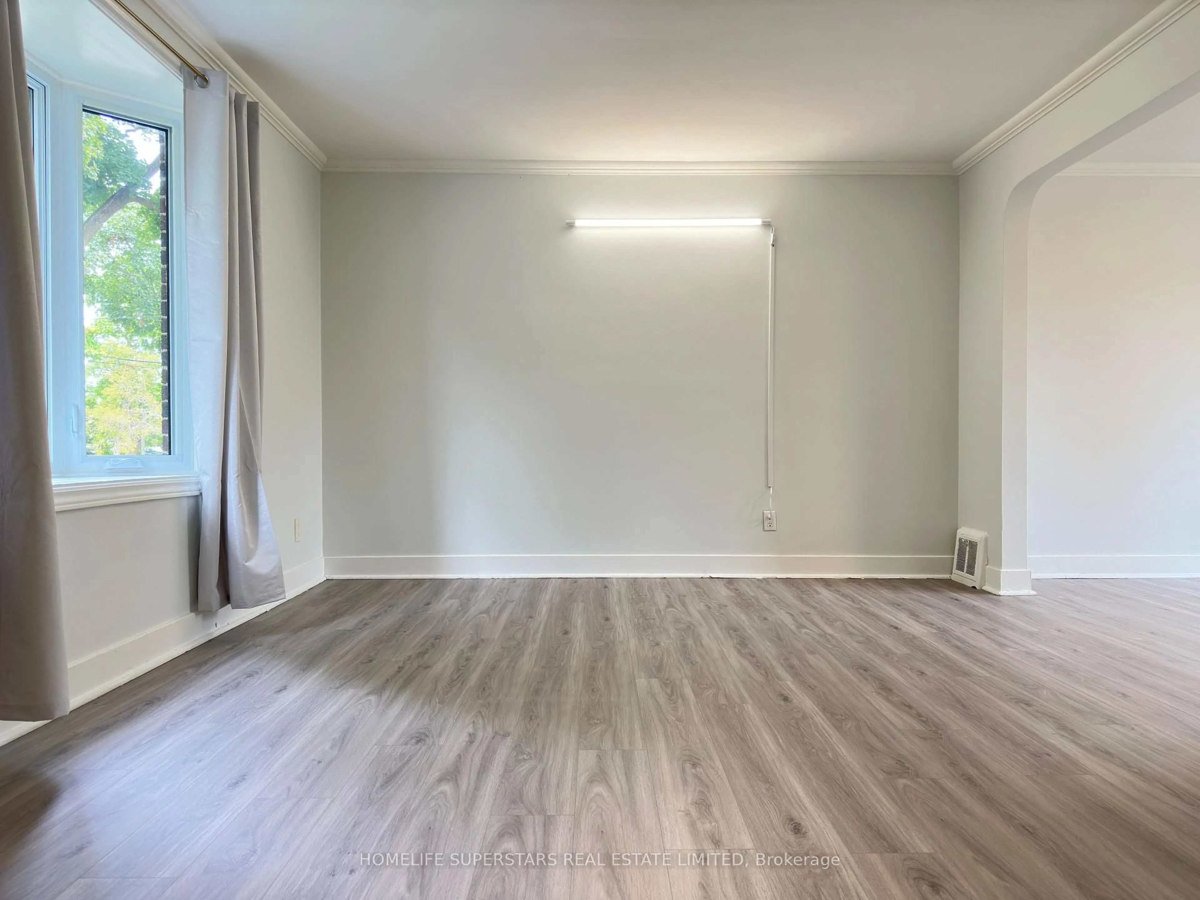 A pic of a room for 5672 Drummond Rd, Niagara Falls Ontario L2G 4L4