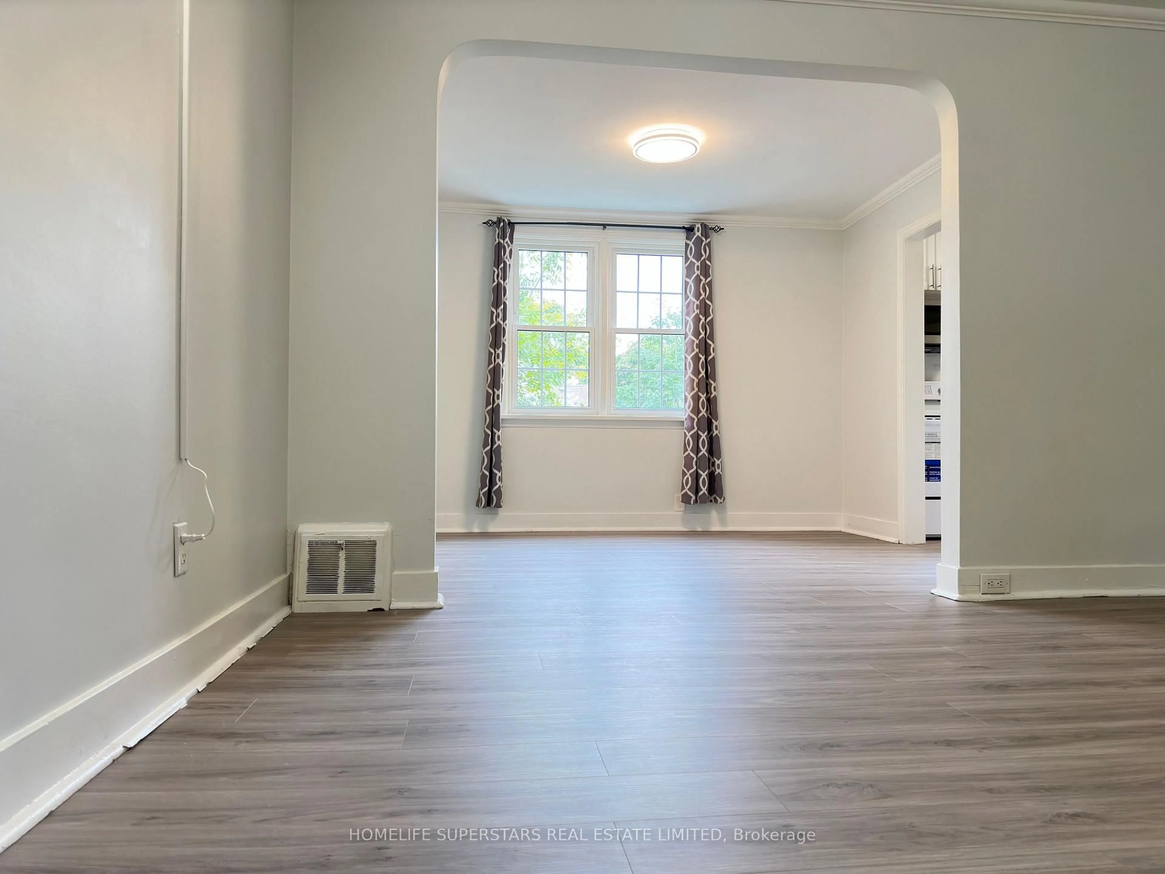 A pic of a room for 5672 Drummond Rd, Niagara Falls Ontario L2G 4L4