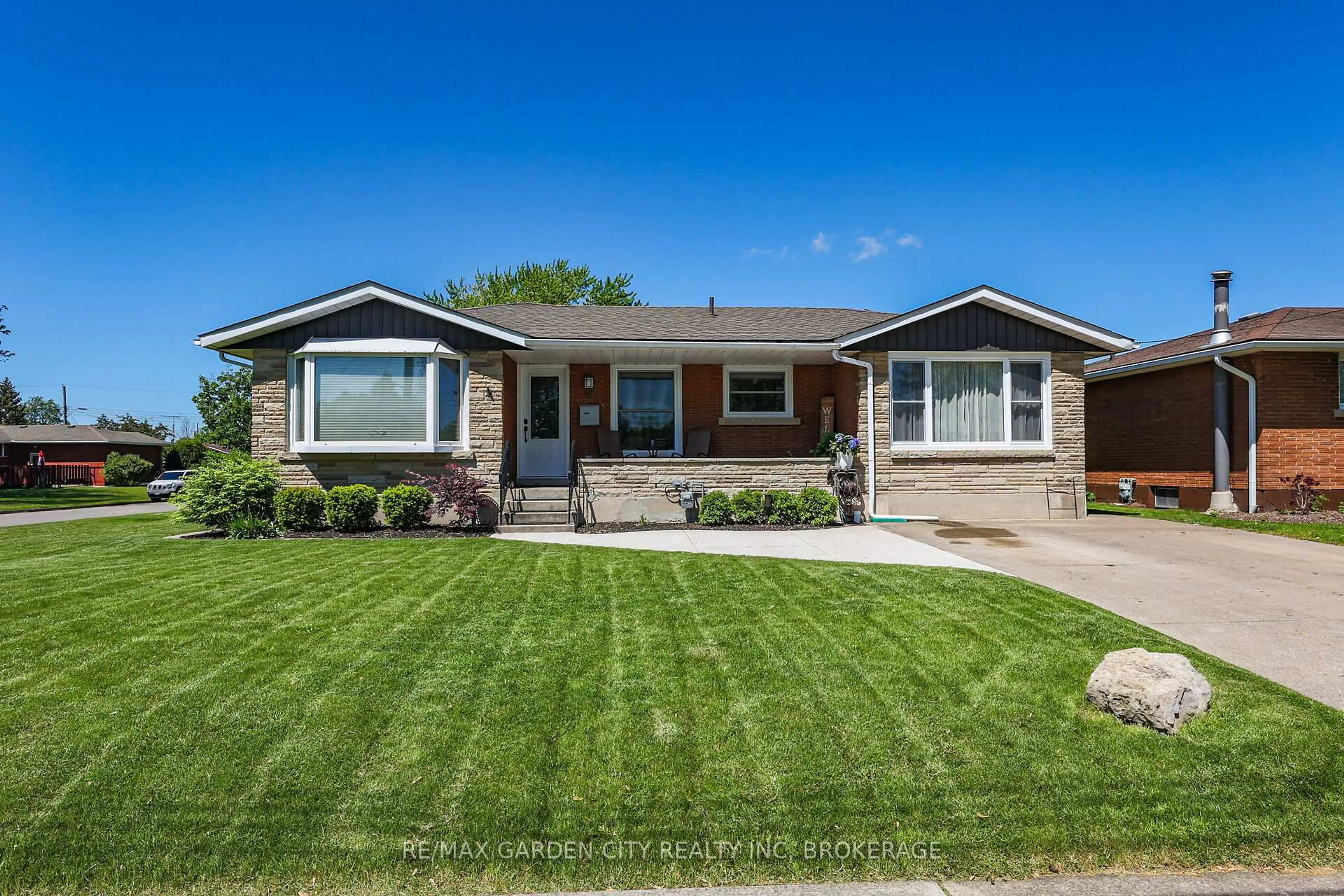 Home with vinyl exterior material, street for 40 Memorial Park Dr, Welland Ontario L3B 1A6