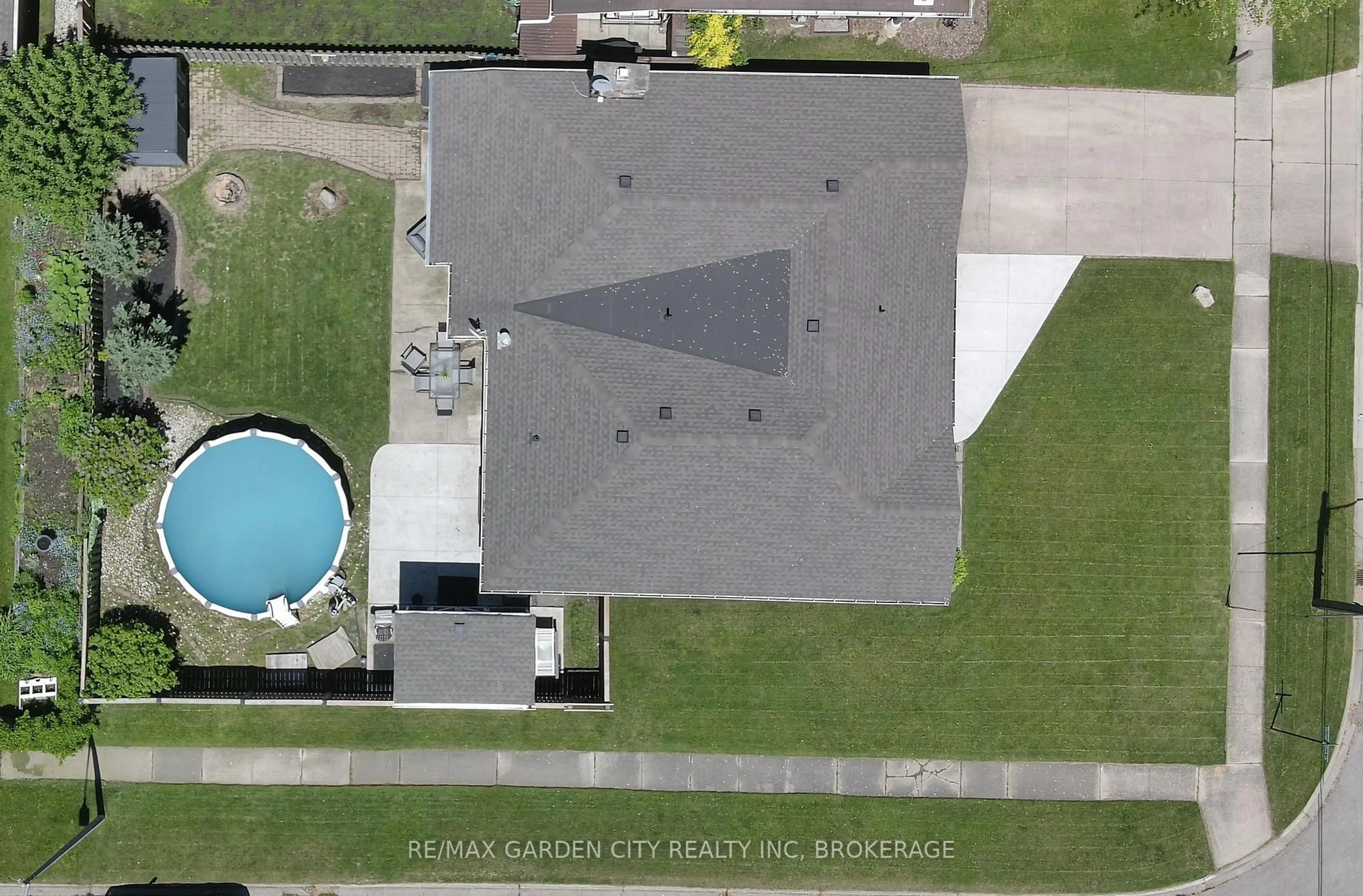 A pic from outside/outdoor area/front of a property/back of a property/a pic from drone, building for 40 Memorial Park Dr, Welland Ontario L3B 1A6