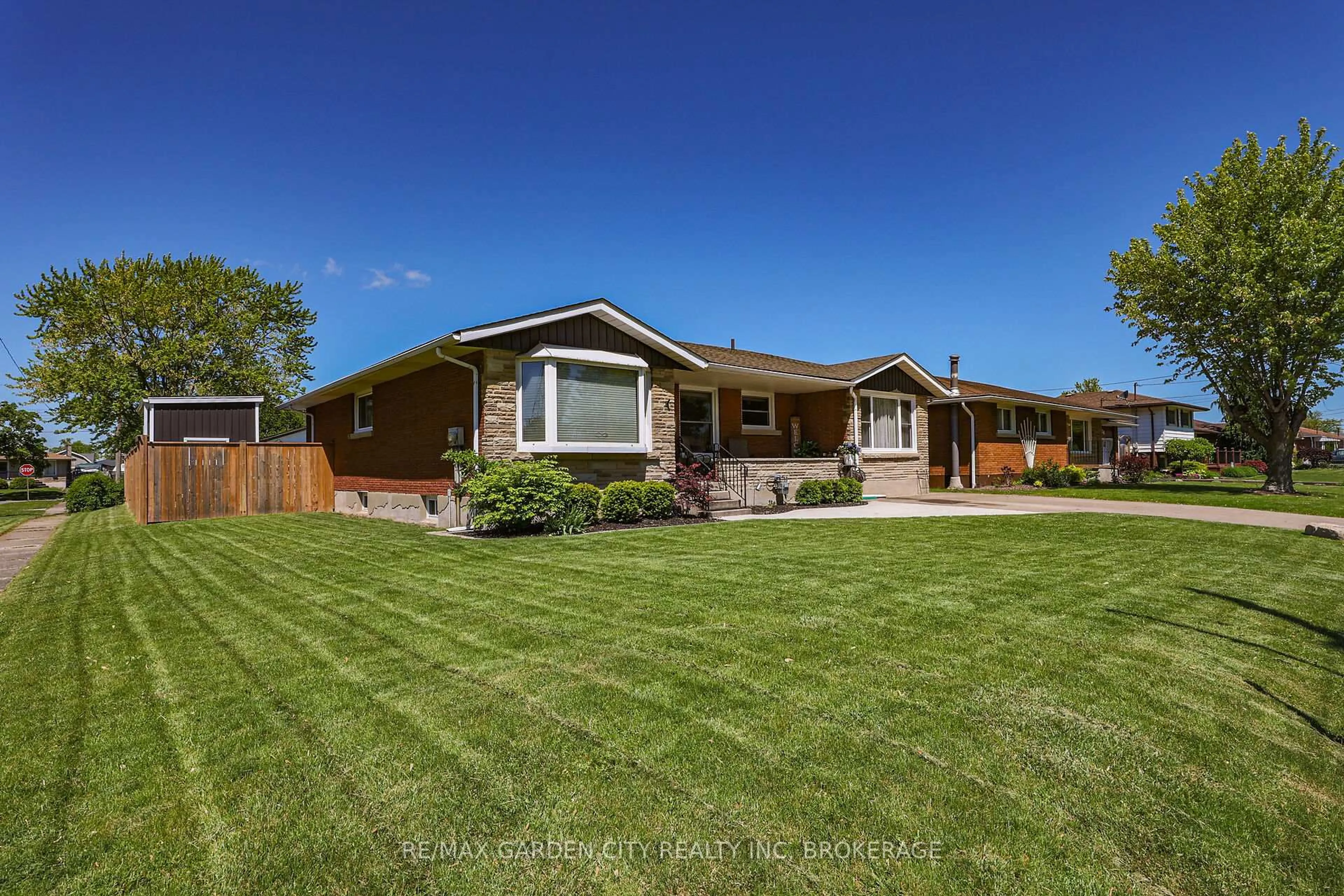 Home with vinyl exterior material, street for 40 Memorial Park Dr, Welland Ontario L3B 1A6