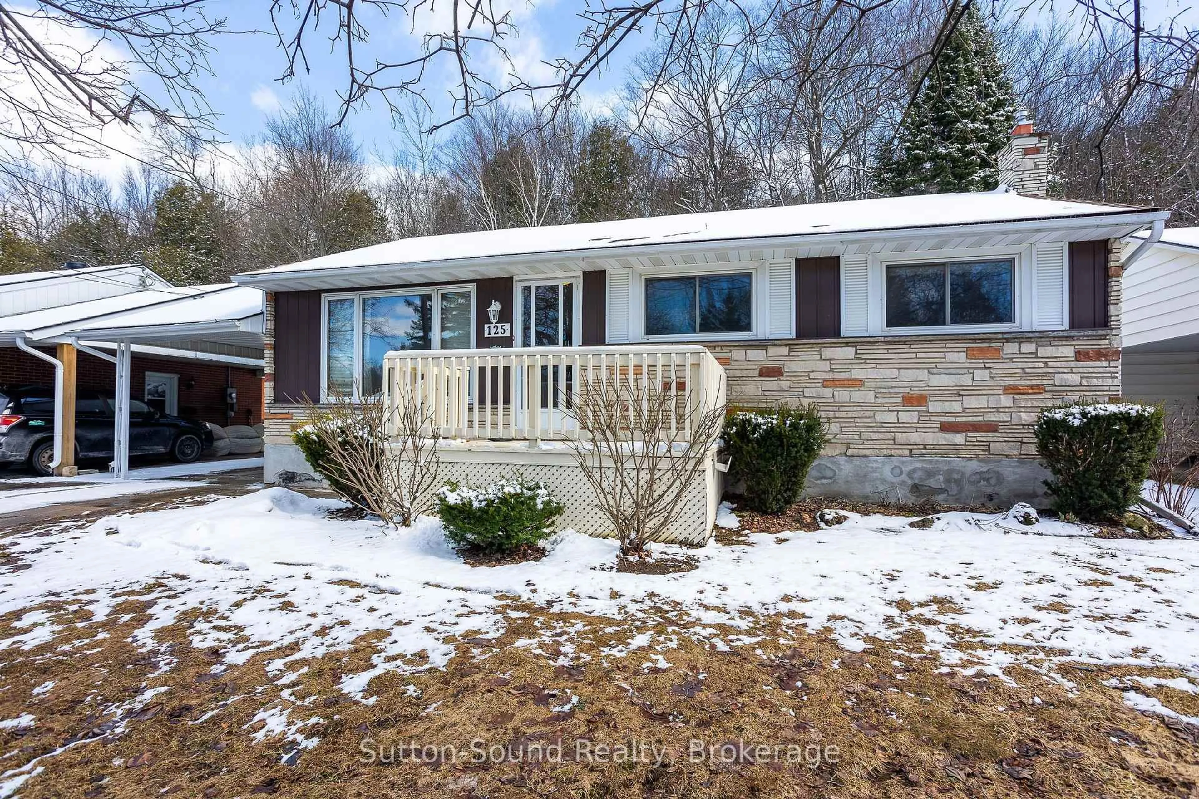 Home with vinyl exterior material, unknown for 125 7th Ave, Owen Sound Ontario N4K 2W8