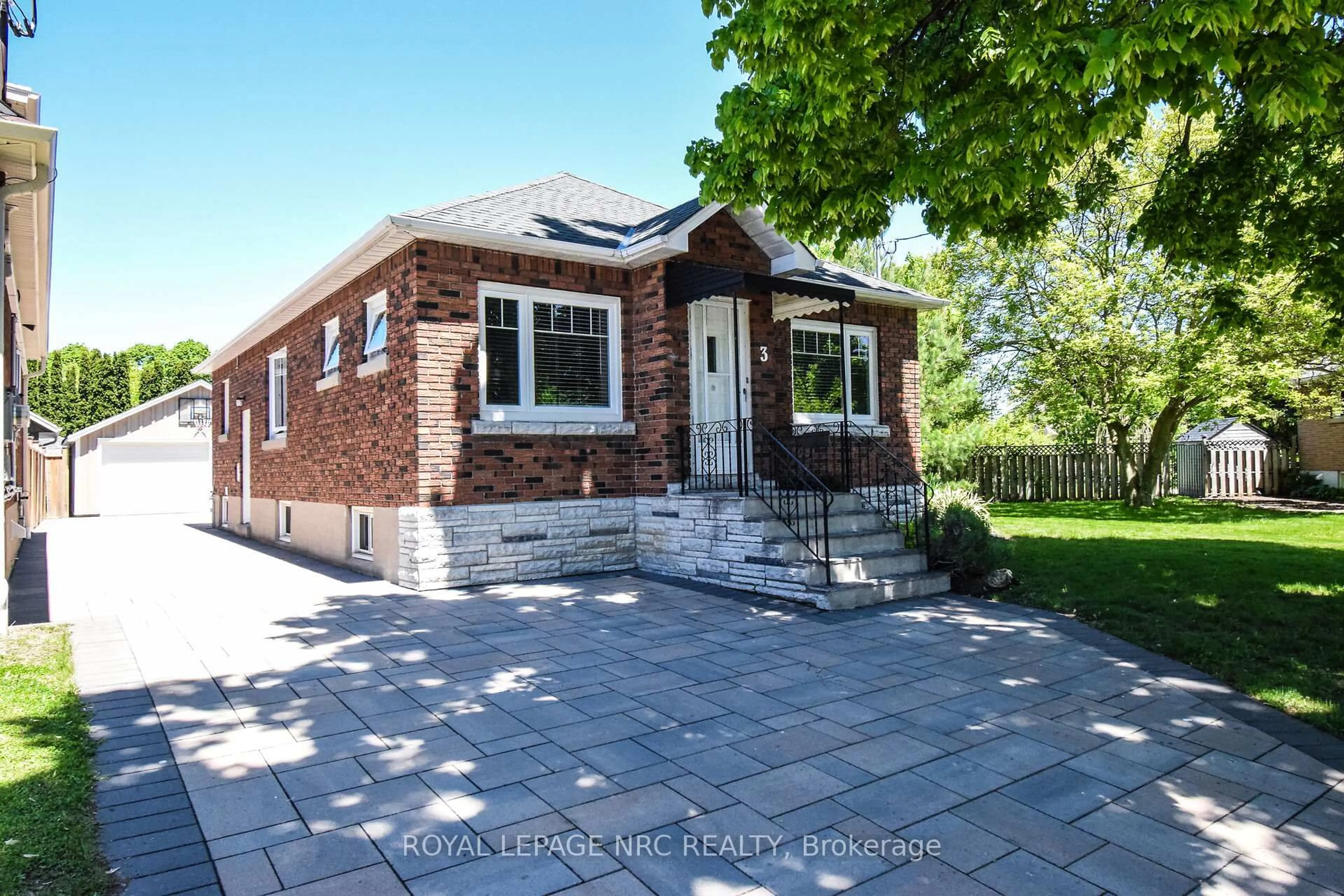 Home with brick exterior material, street for 3 Kingsway Cres, St. Catharines Ontario L2N 1A5