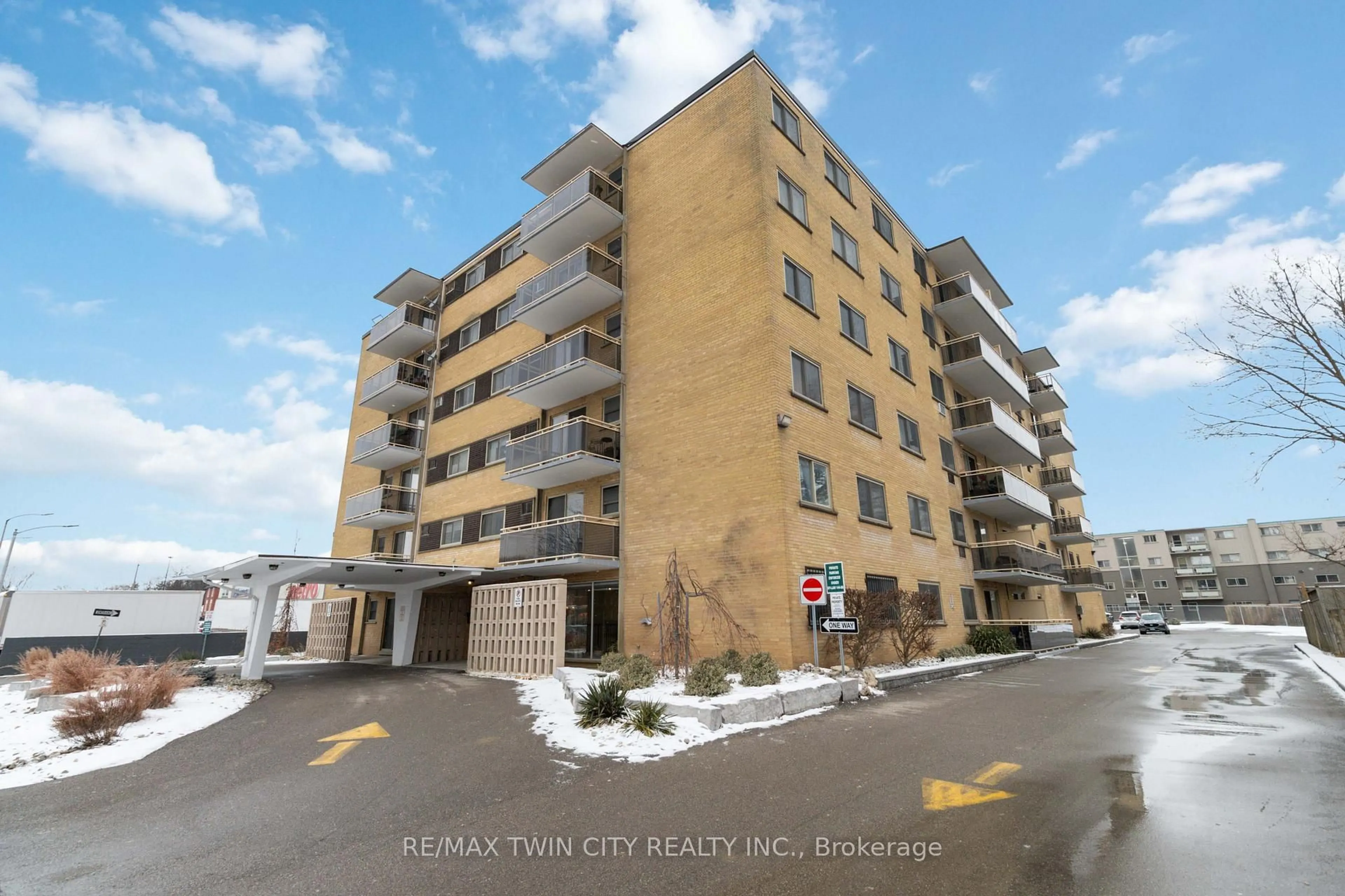 Patio, building for 87 St George St #604, Brantford Ontario N3R 1V5