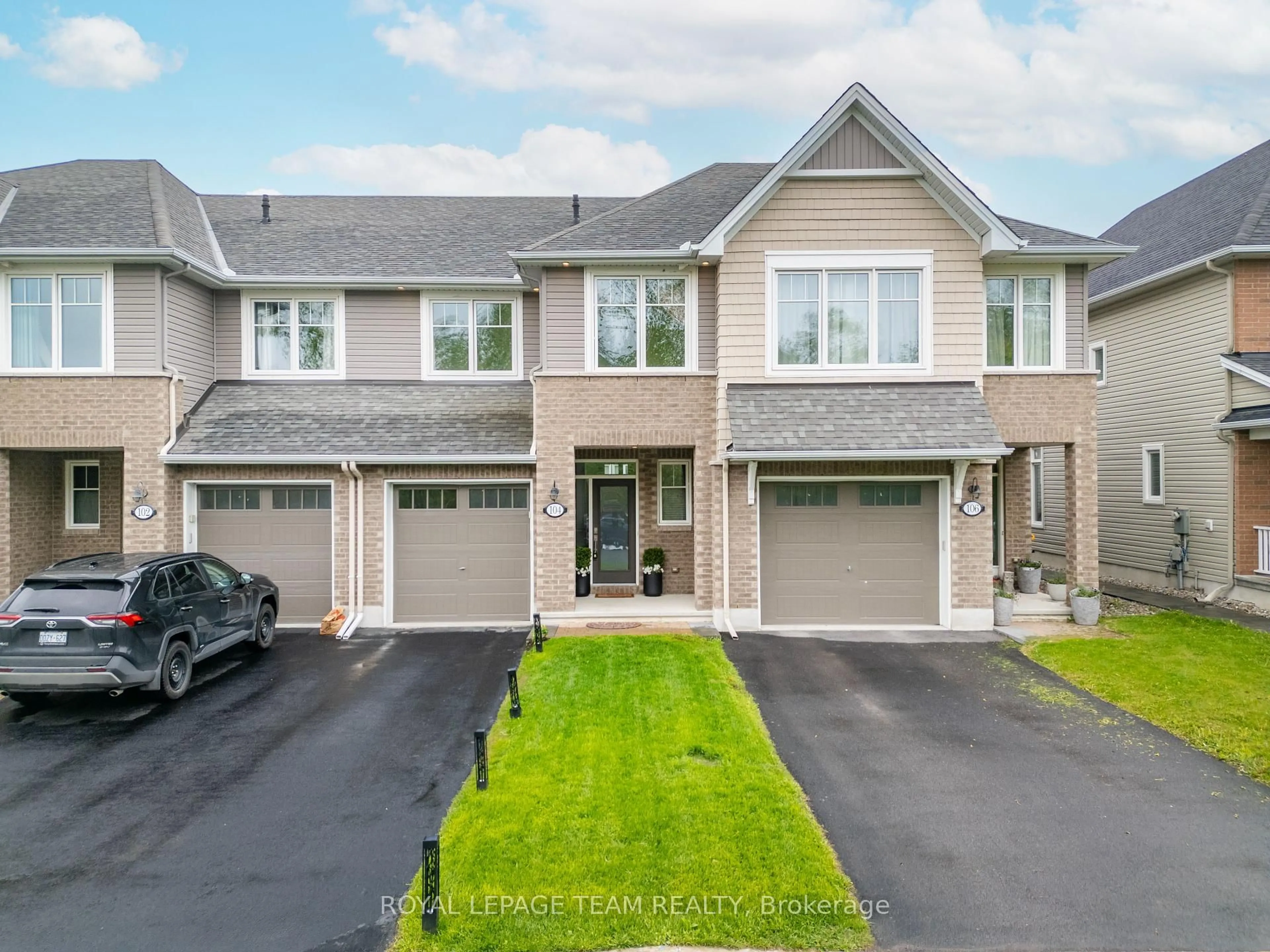 A pic from outside/outdoor area/front of a property/back of a property/a pic from drone, street for 104 Helen Rapp Way, Ottawa Ontario K1T 0N4