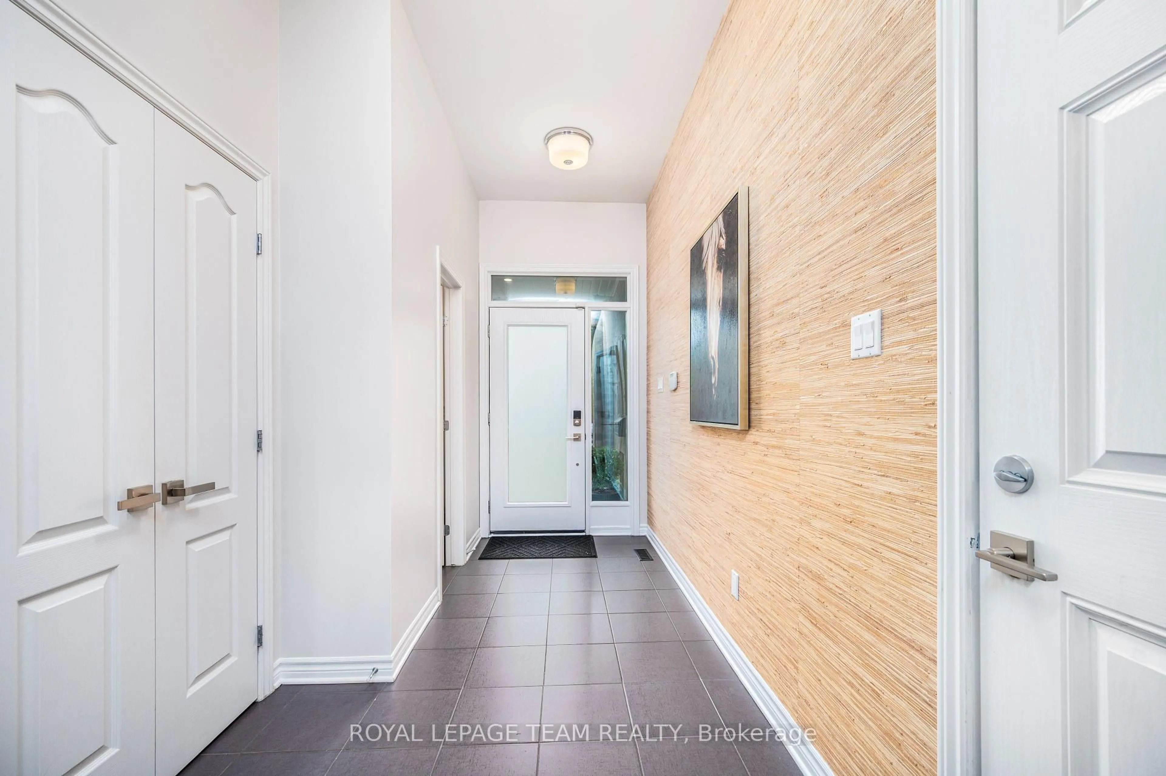 Indoor entryway for 104 Helen Rapp Way, Ottawa Ontario K1T 0N4