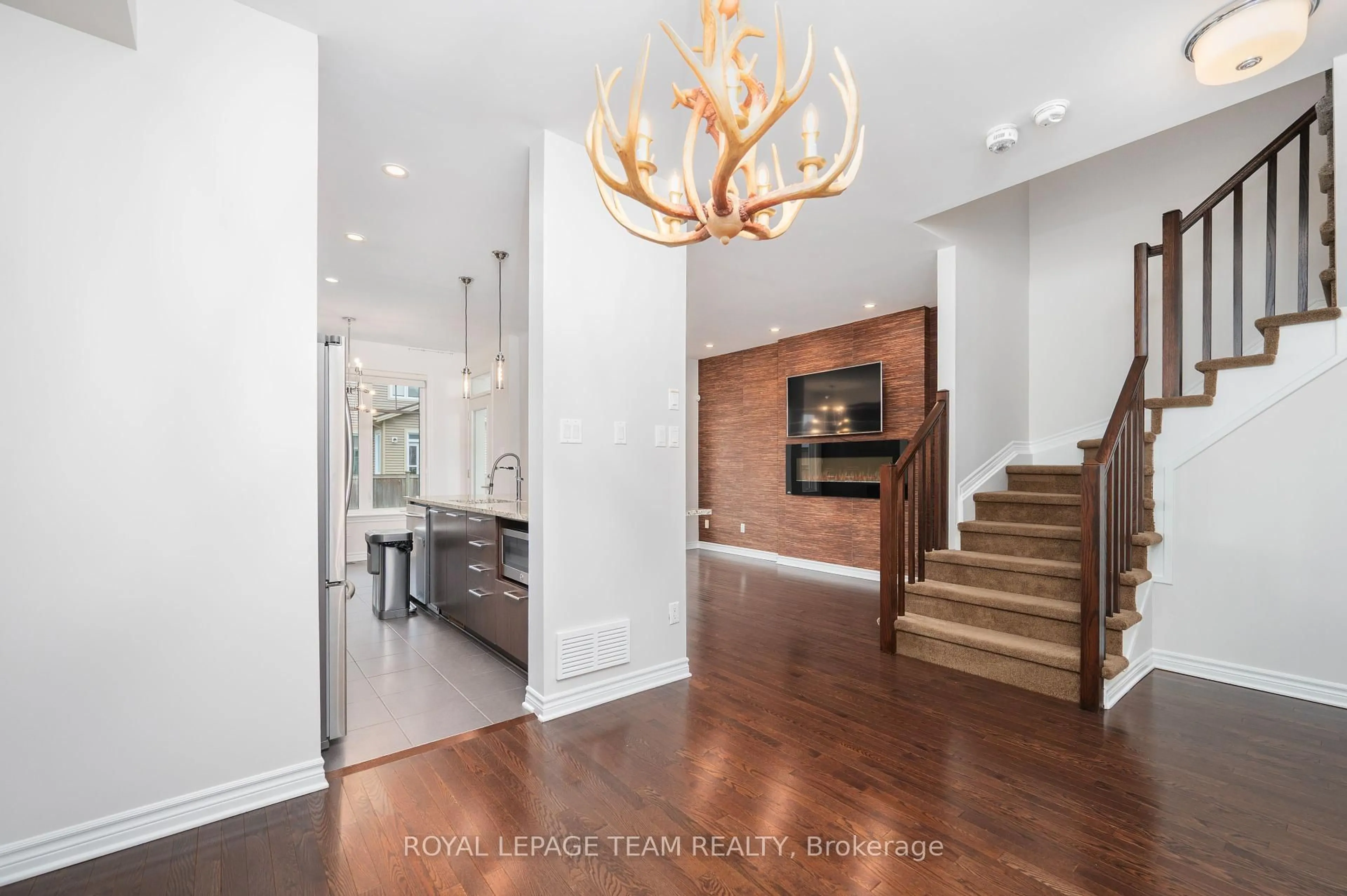 Indoor entryway for 104 Helen Rapp Way, Ottawa Ontario K1T 0N4