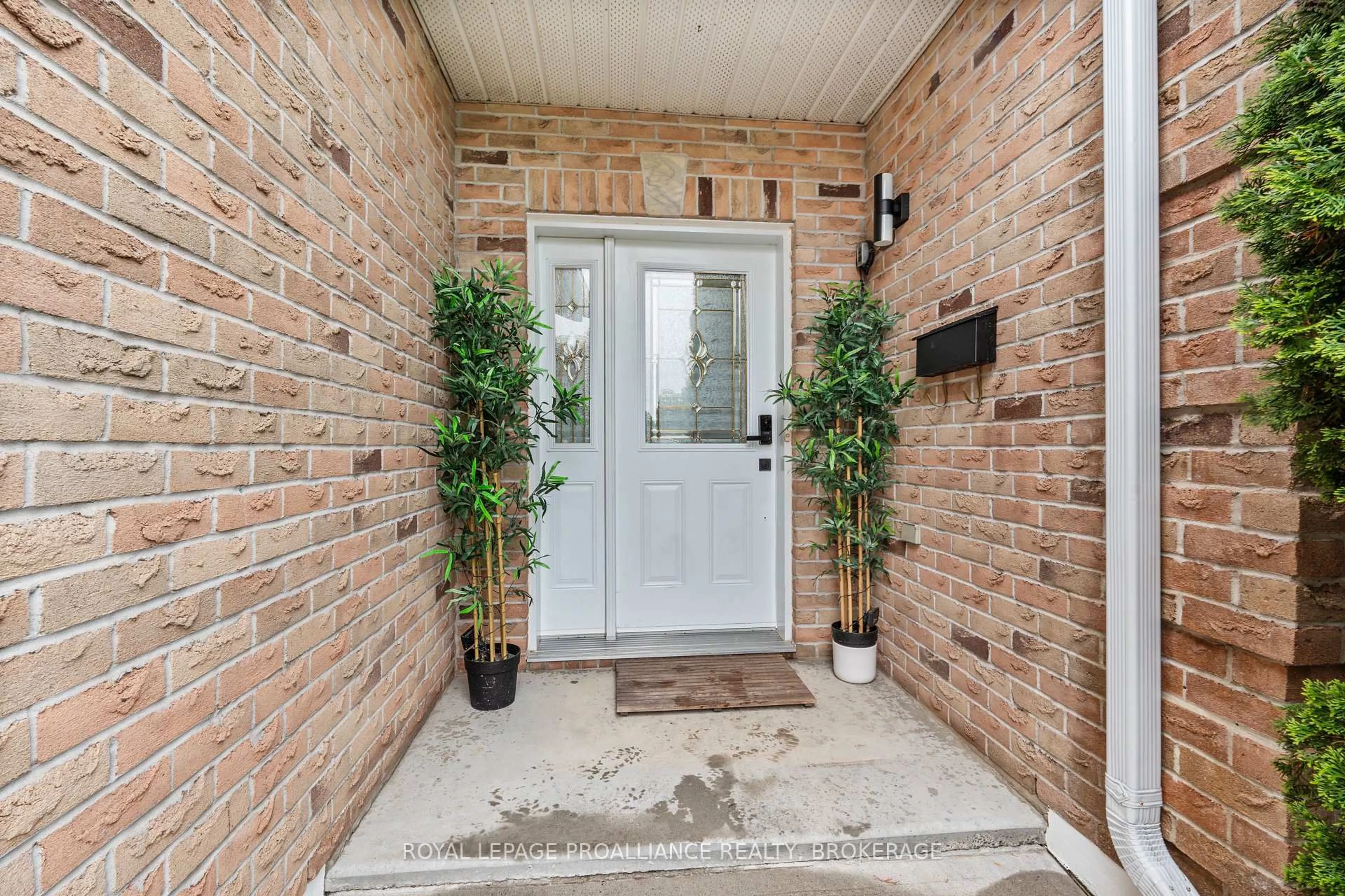 Indoor entryway for 920 Ringstead St, Kingston Ontario K7M 8V2