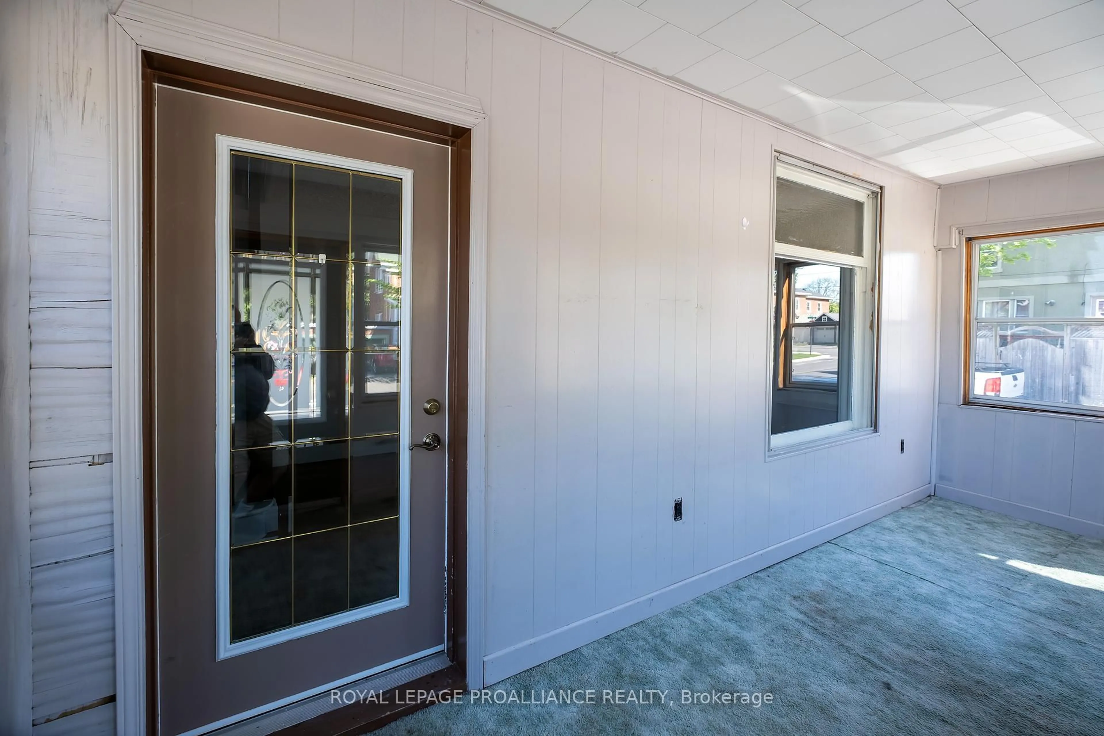 Indoor entryway for 5 Albion St, Belleville Ontario K8N 3R7