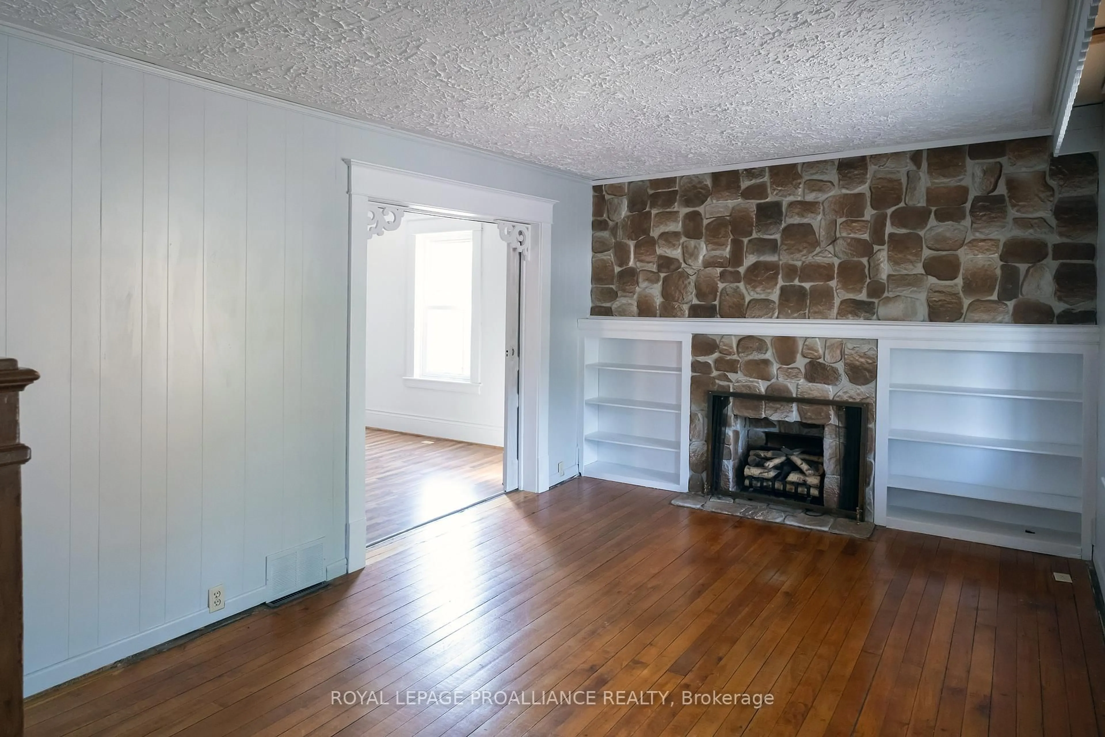 Unknown for 5 Albion St, Belleville Ontario K8N 3R7