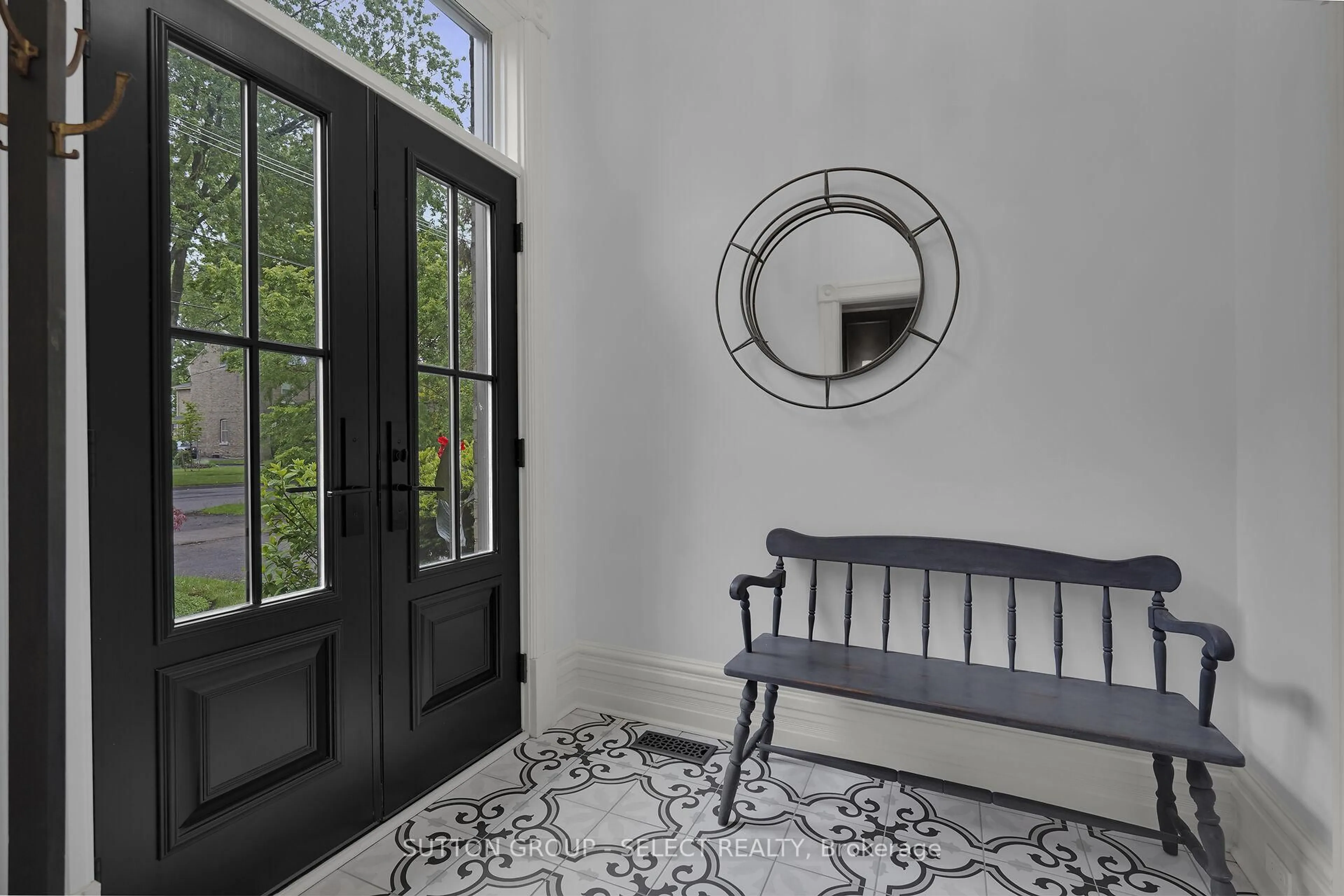 Indoor entryway for 380 St James St, London East Ontario N6A 1X7