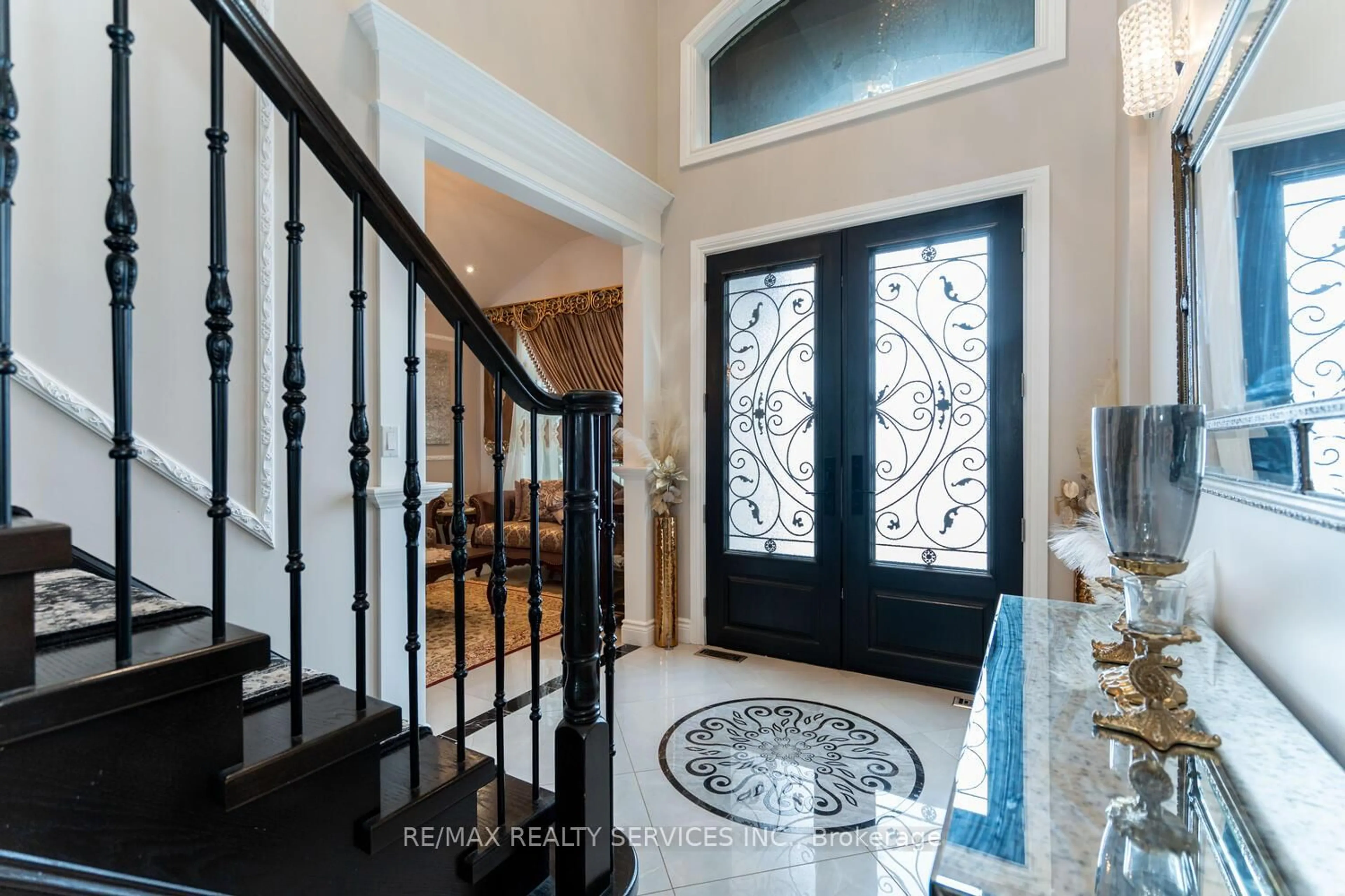 Indoor entryway for 207 Richmeadow Rd, London North Ontario N6H 5T3
