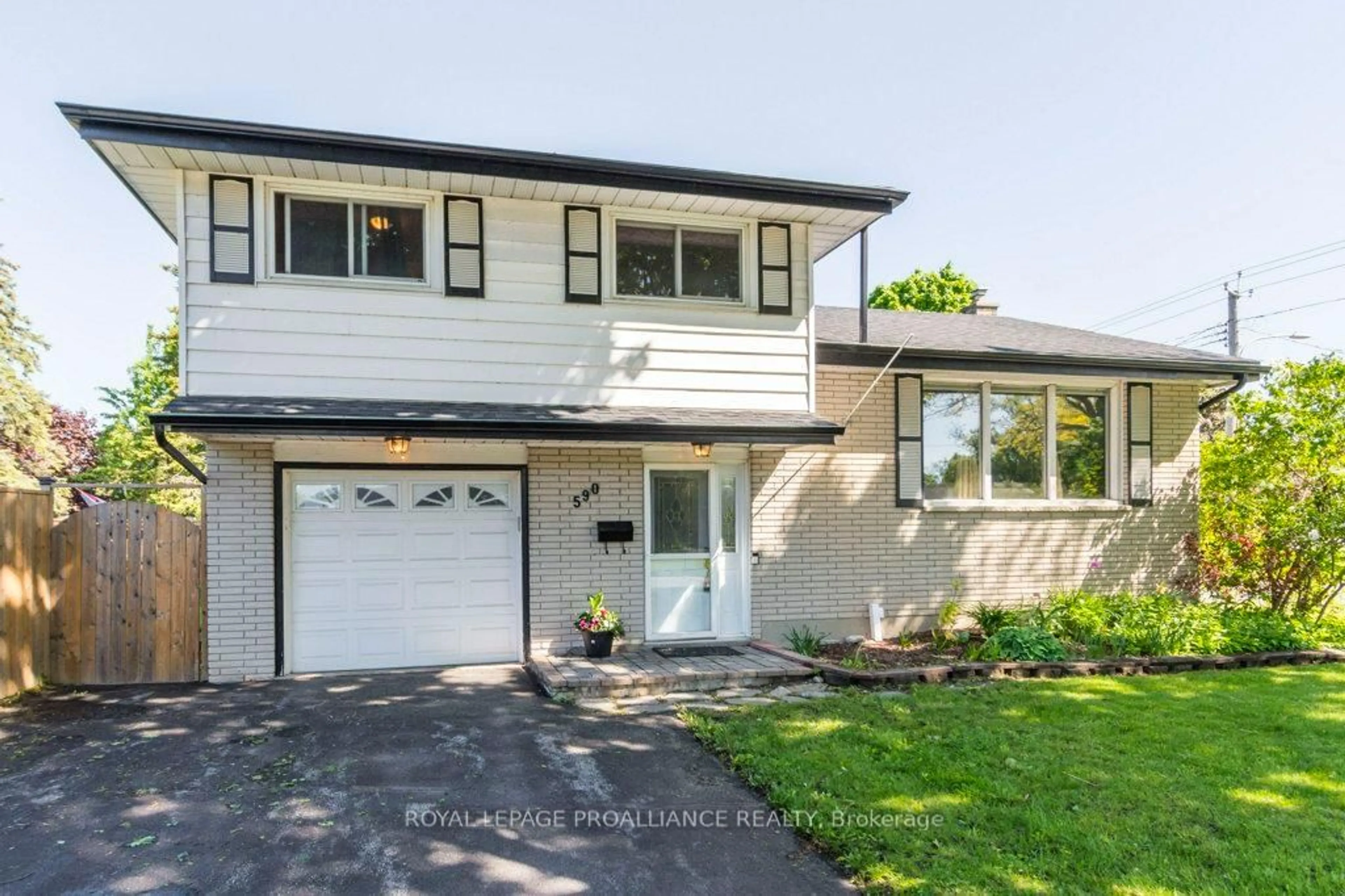 Home with vinyl exterior material, street for 590 Victoria Ave, Belleville Ontario K8N 2G9