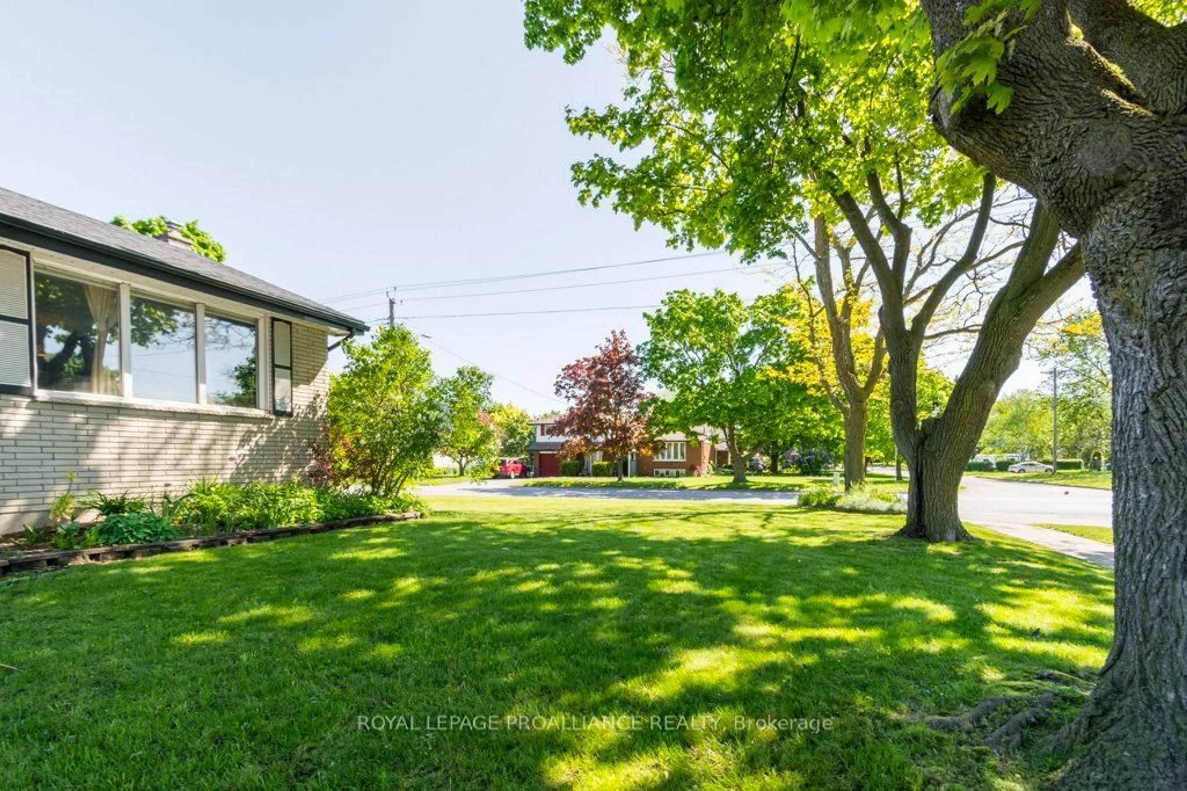 Patio, street for 590 Victoria Ave, Belleville Ontario K8N 2G9
