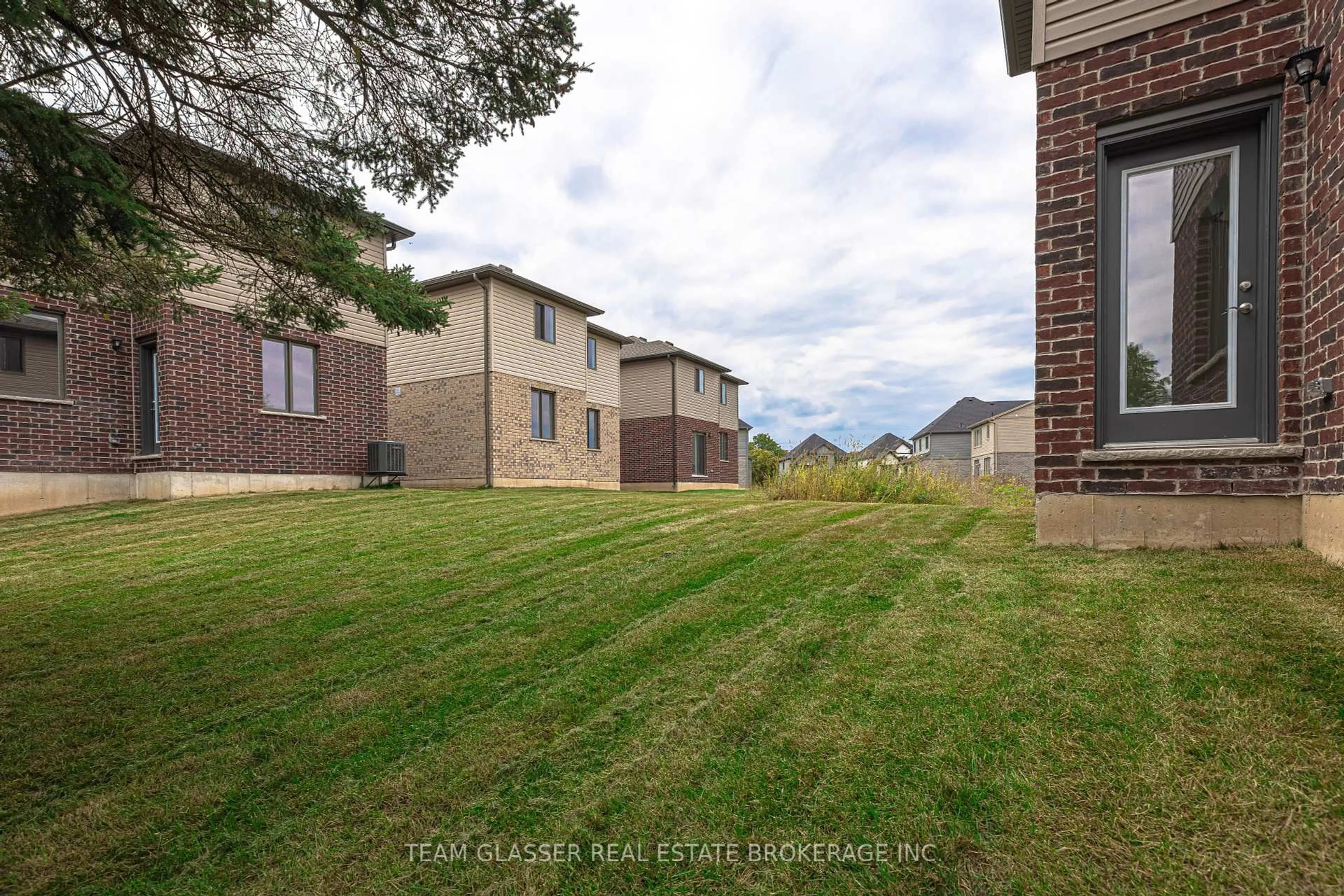 A pic from outside/outdoor area/front of a property/back of a property/a pic from drone, unknown for 3465 ORIOLE Circ, London South Ontario N6N 1K6