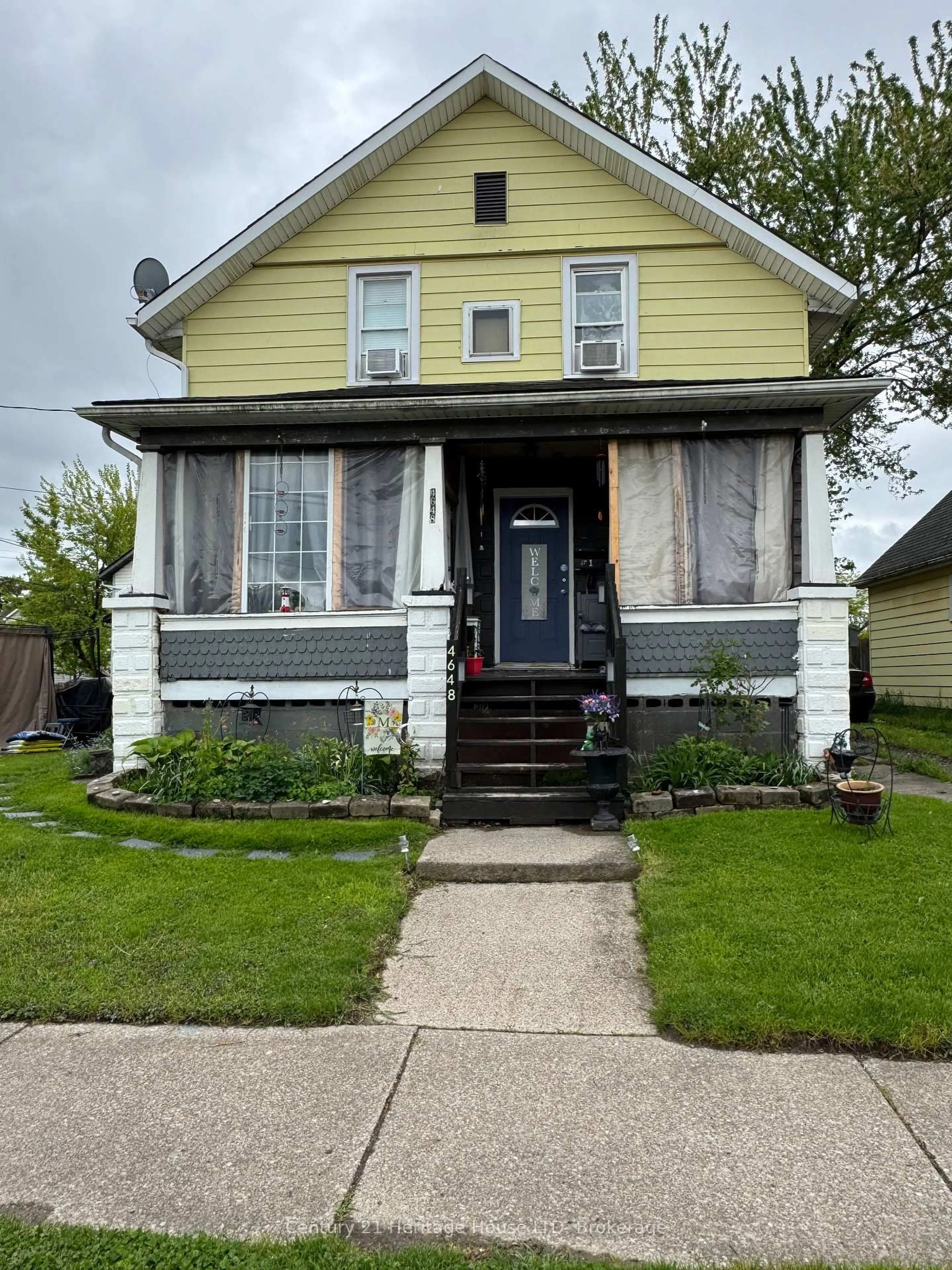 Home with vinyl exterior material, street for 4648 Ferguson St, Niagara Falls Ontario L2E 2Z2
