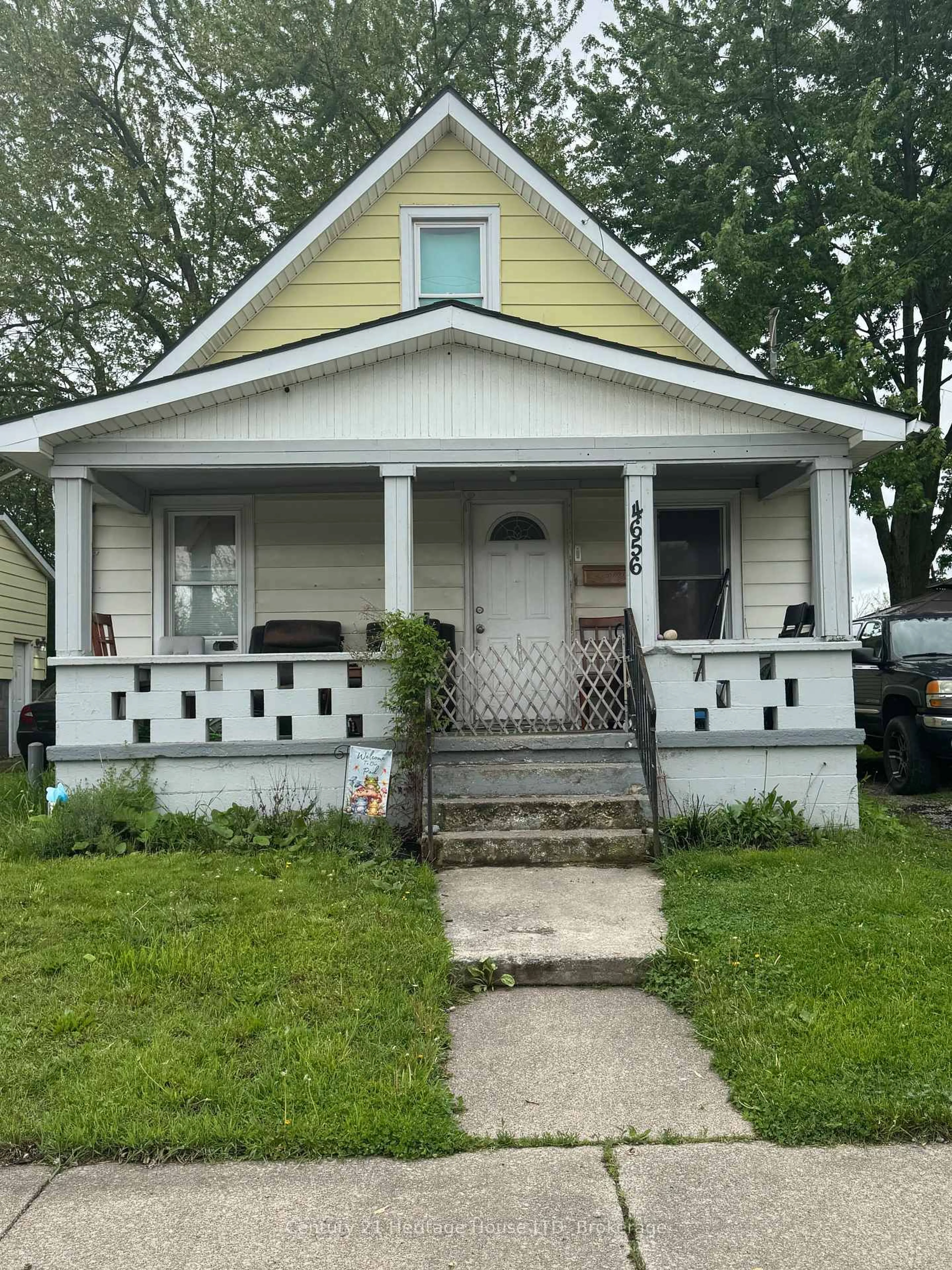 Home with vinyl exterior material, street for 4648 Ferguson St, Niagara Falls Ontario L2E 2Z2