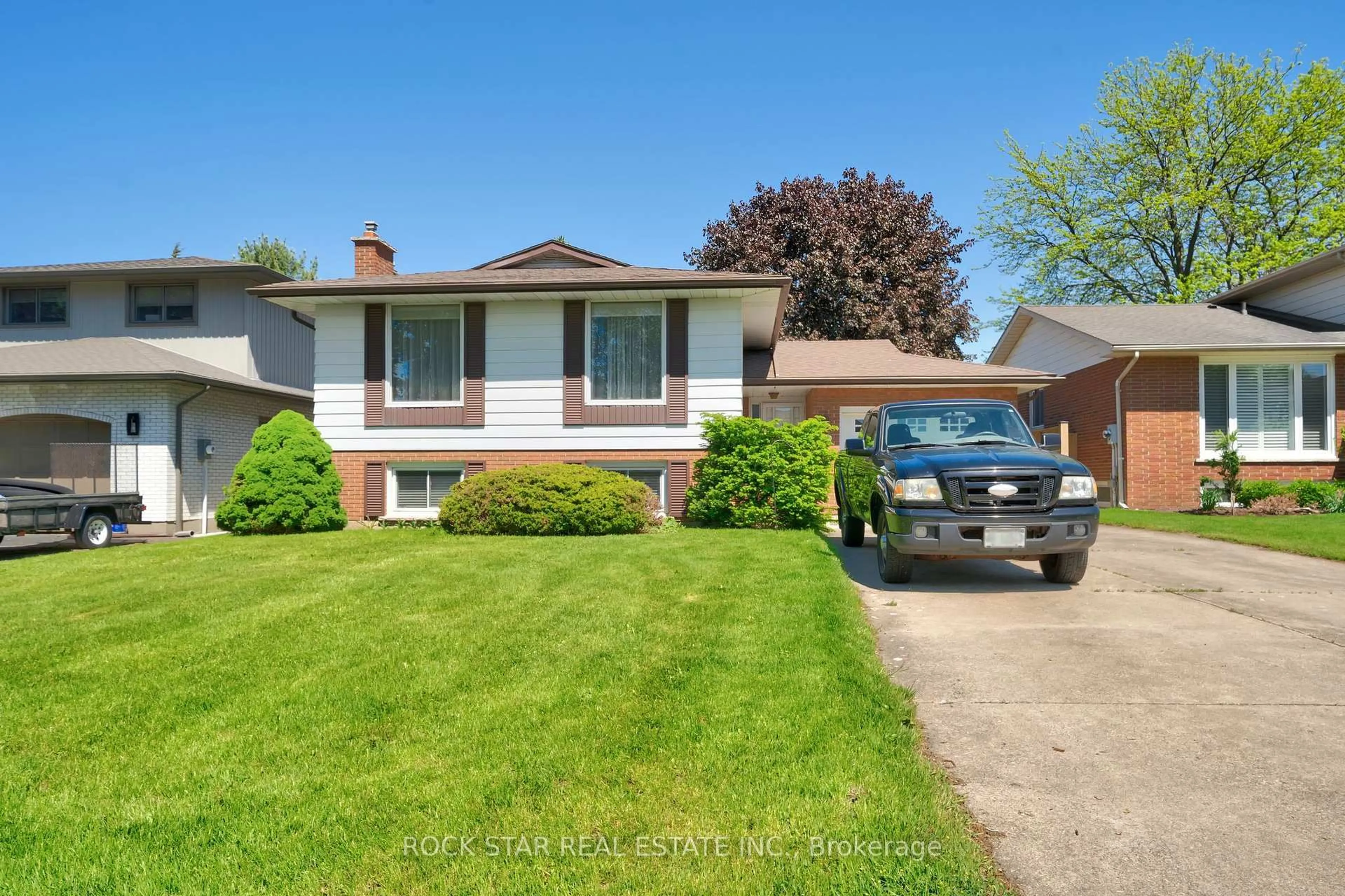 Home with vinyl exterior material, street for 13 Meadowbrook Cres, St. Catharines Ontario L2M 7G8
