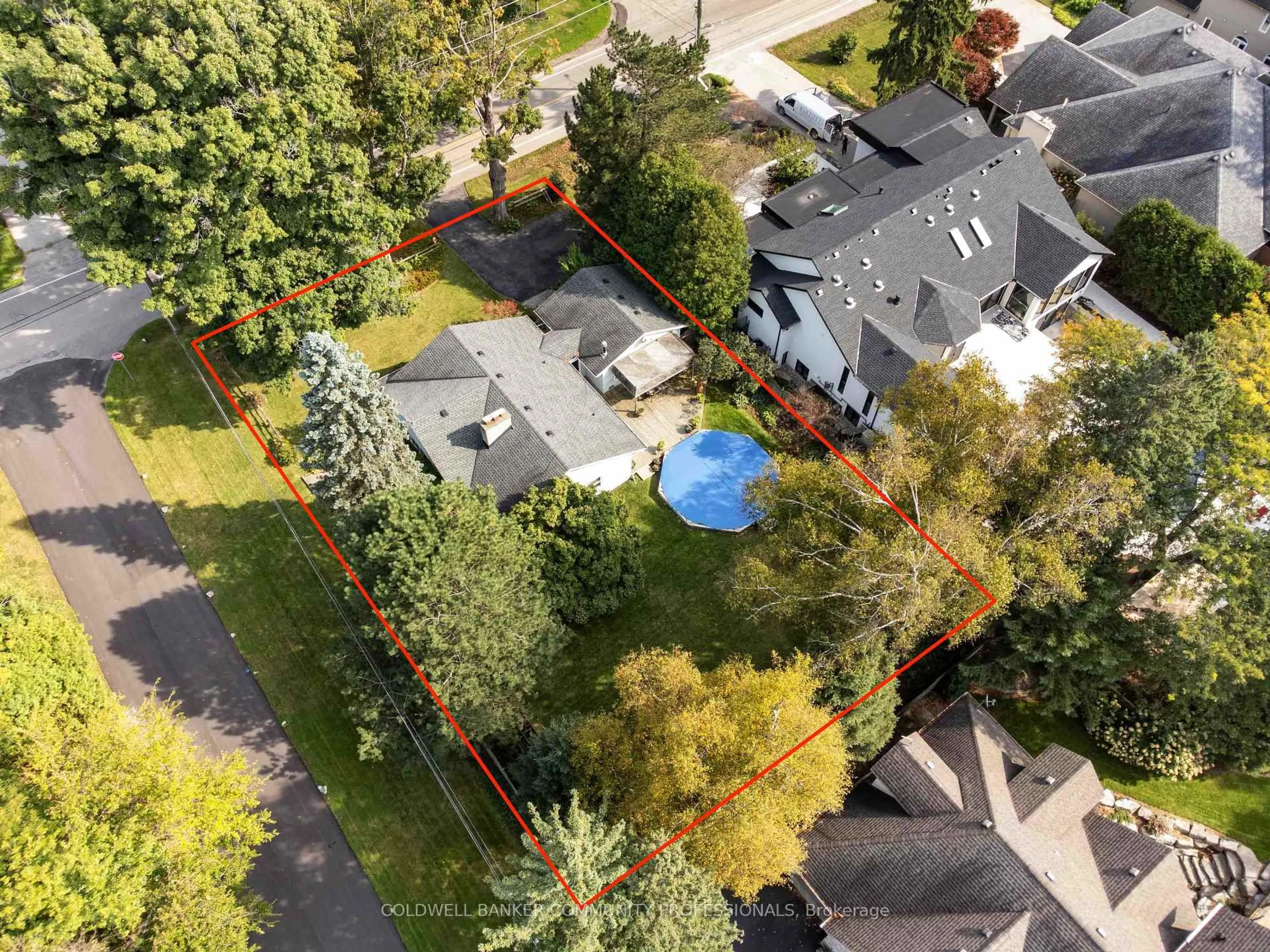 A pic from outside/outdoor area/front of a property/back of a property/a pic from drone, street for 4 Thornwood Dr, Hamilton Ontario L9G 1A4