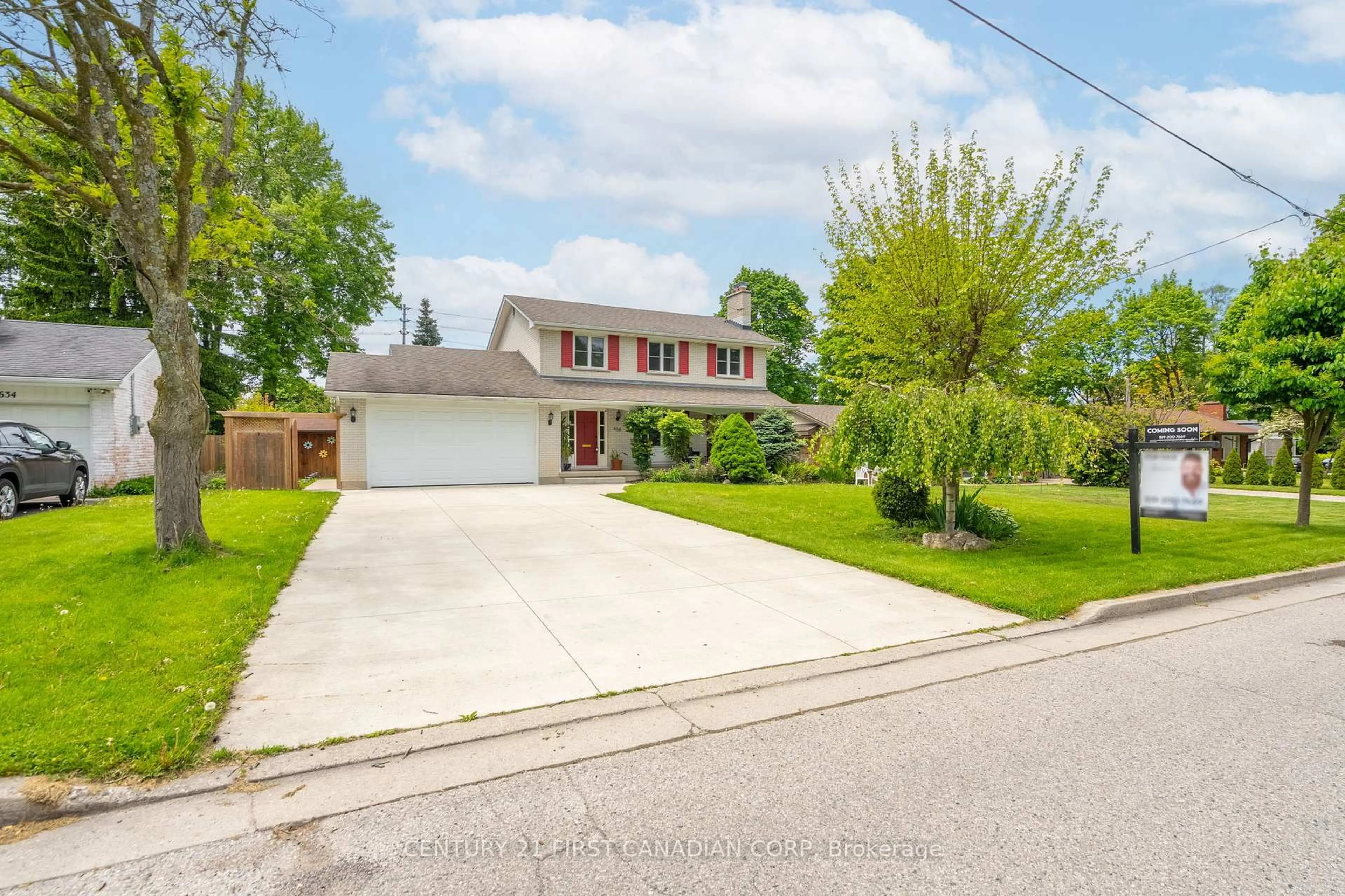 A pic from outside/outdoor area/front of a property/back of a property/a pic from drone, street for 638 Middlewoods Dr, London North Ontario N6G 1W8