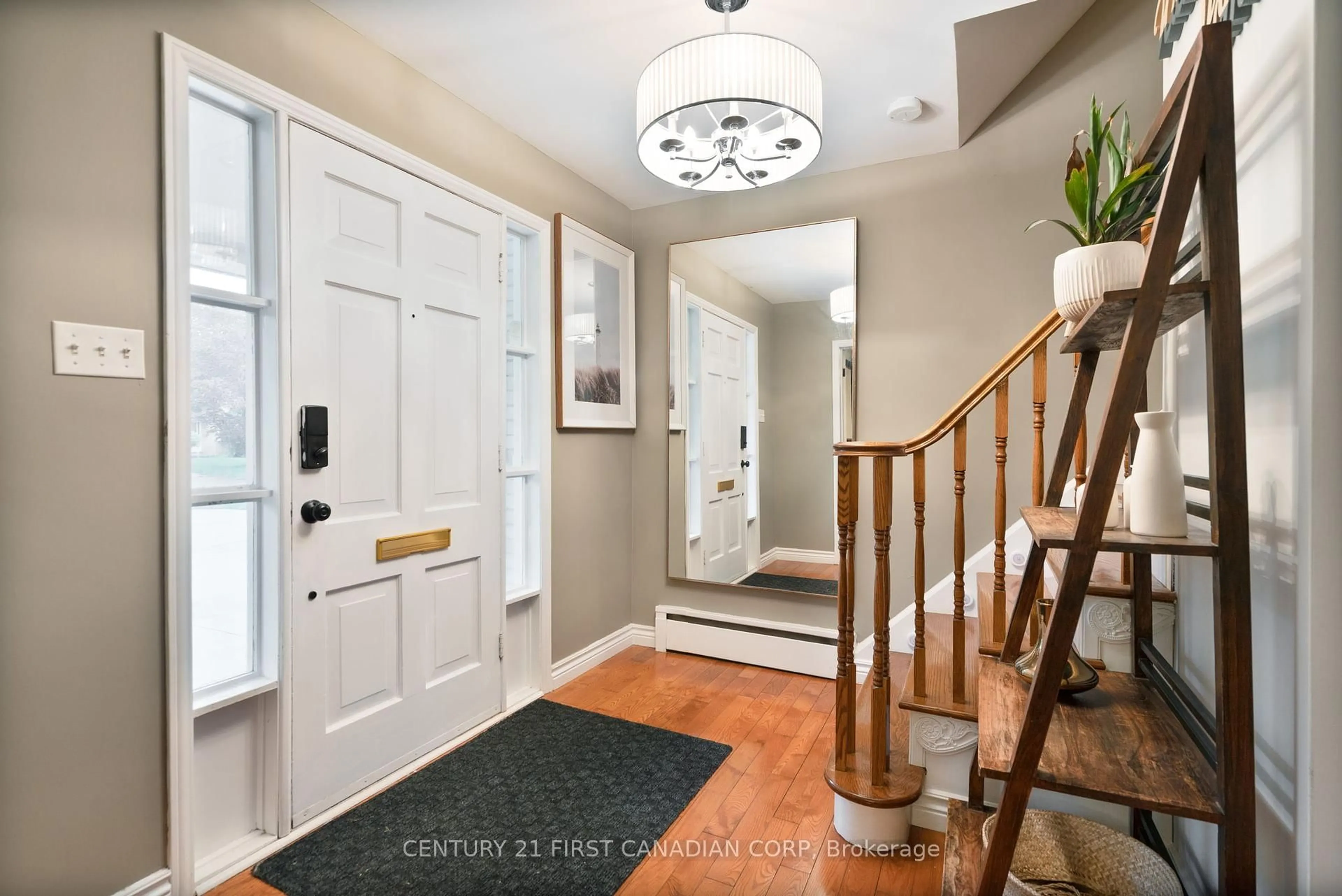 Indoor entryway for 638 Middlewoods Dr, London North Ontario N6G 1W8