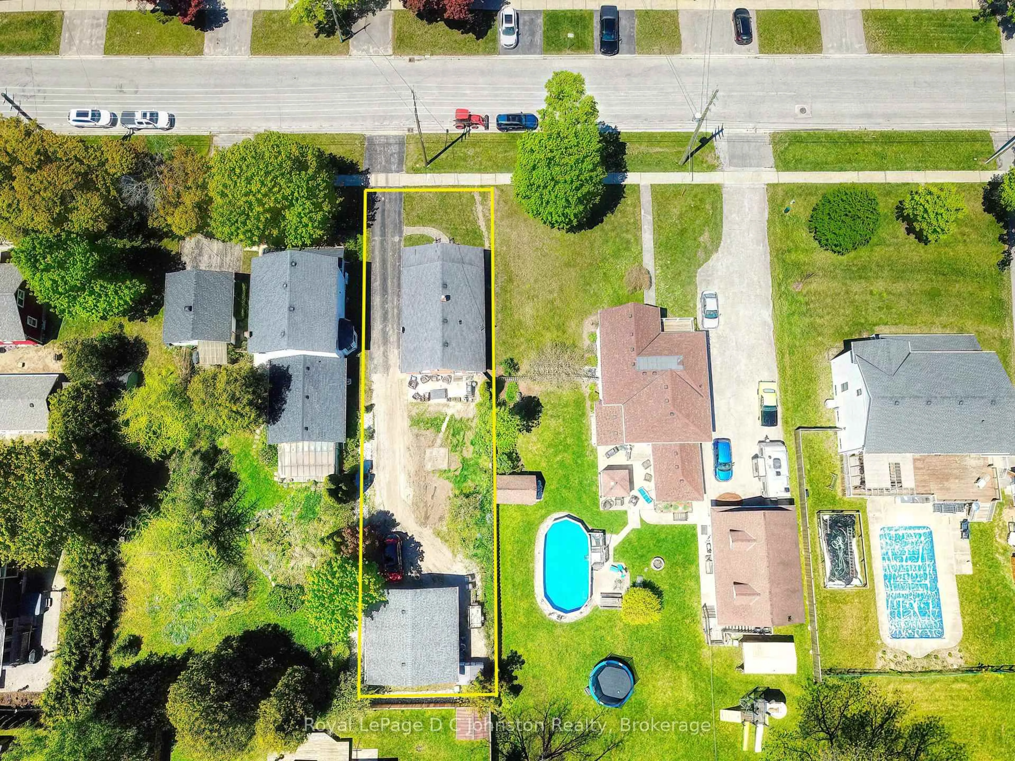 A pic from outside/outdoor area/front of a property/back of a property/a pic from drone, street for 140 Victoria St, Saugeen Shores Ontario N0H 2L0