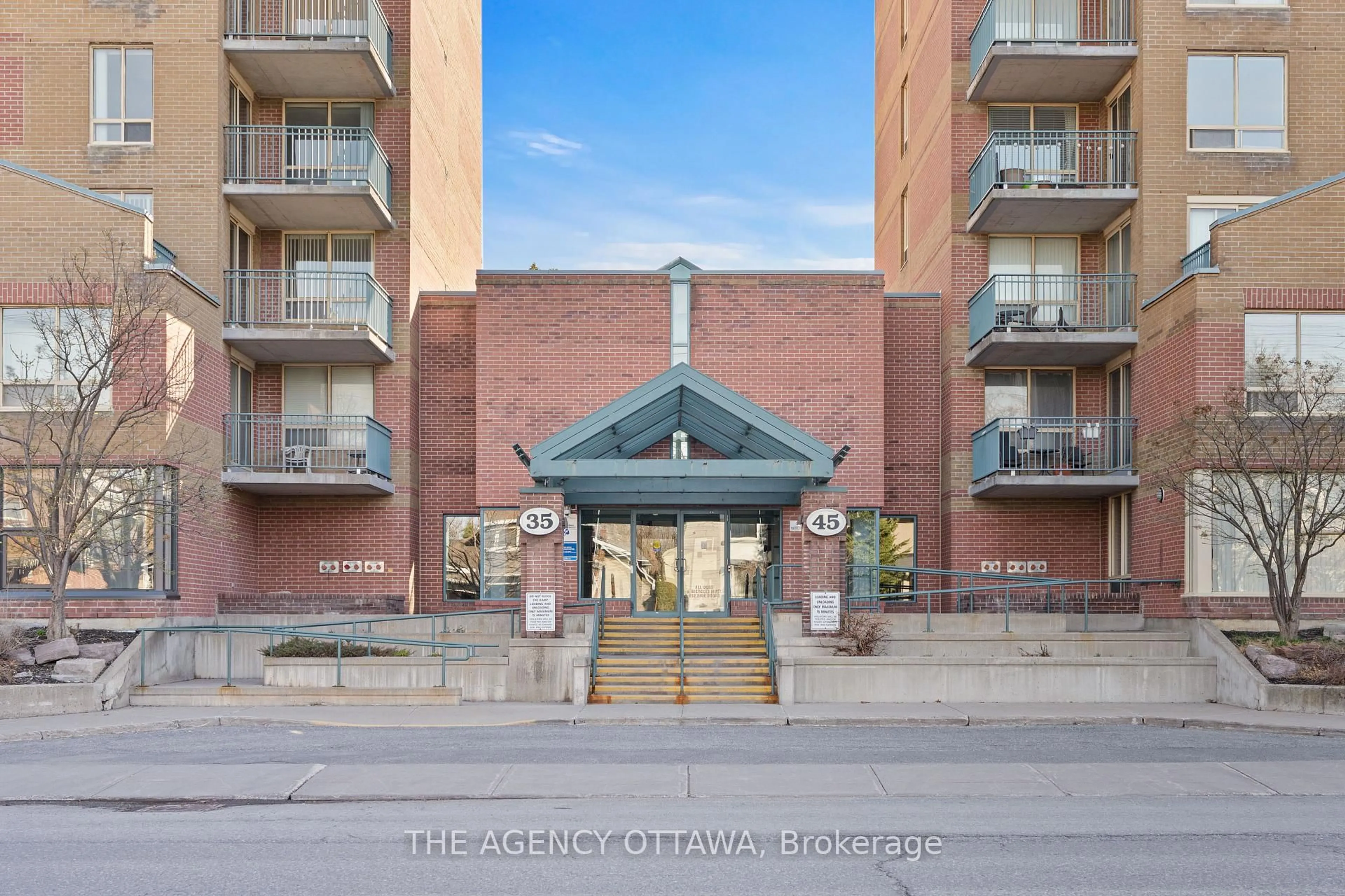 Indoor foyer for 45 Holland Ave #610, Ottawa Ontario K1Y 4S3