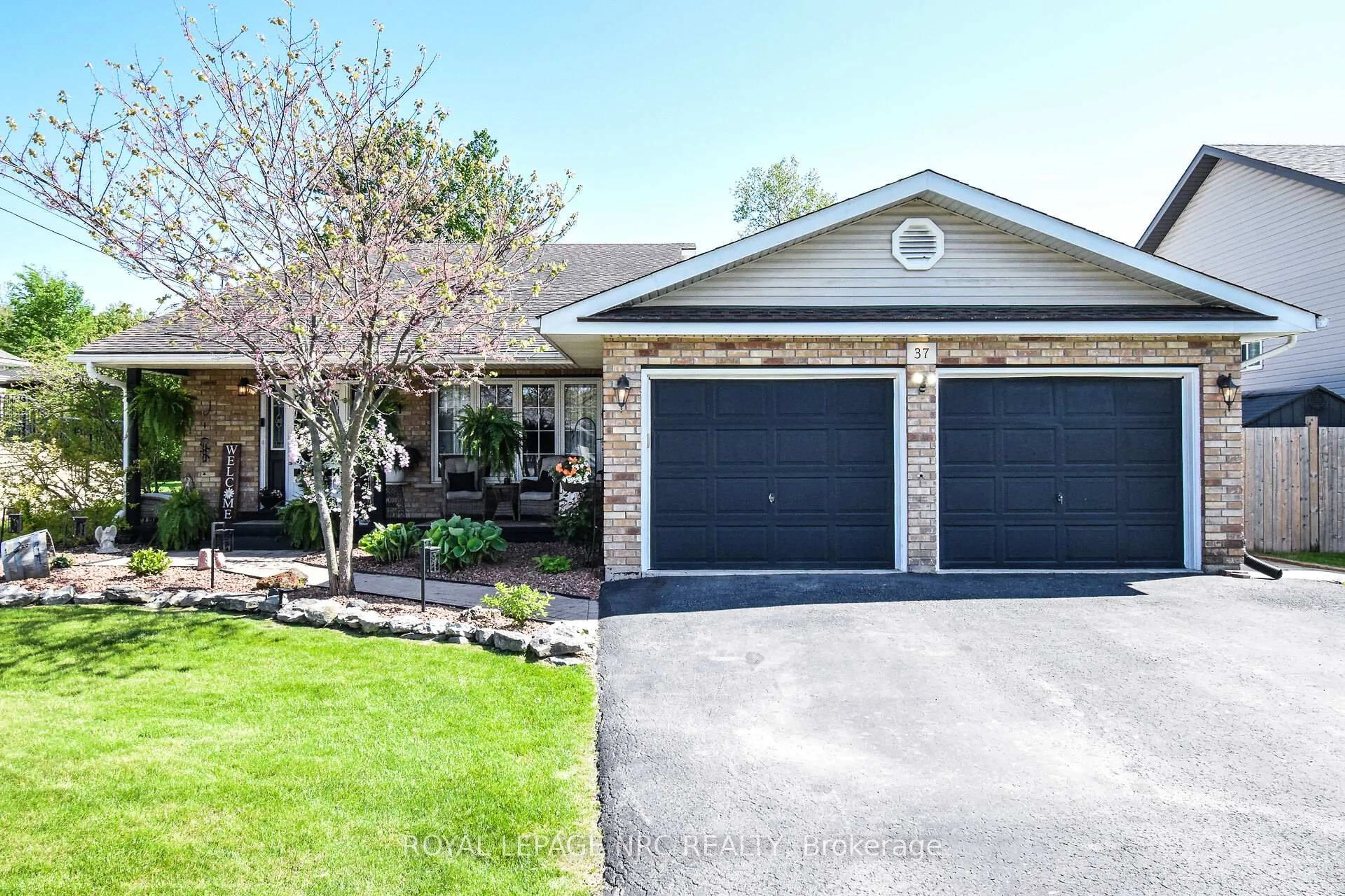 Home with brick exterior material, street for 37 Biggar Rd, Thorold Ontario L0S 1K0