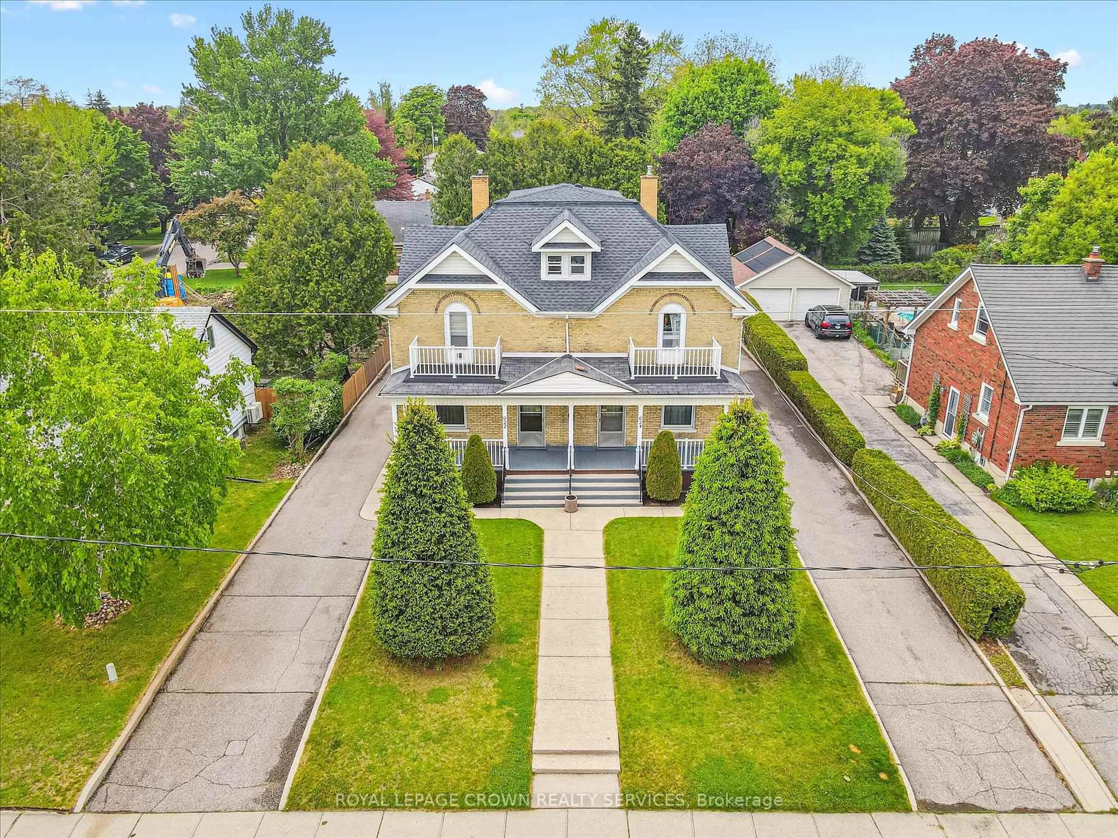 A pic from outside/outdoor area/front of a property/back of a property/a pic from drone, street for 622 - 624 Dolph St, Cambridge Ontario N3H 2B4