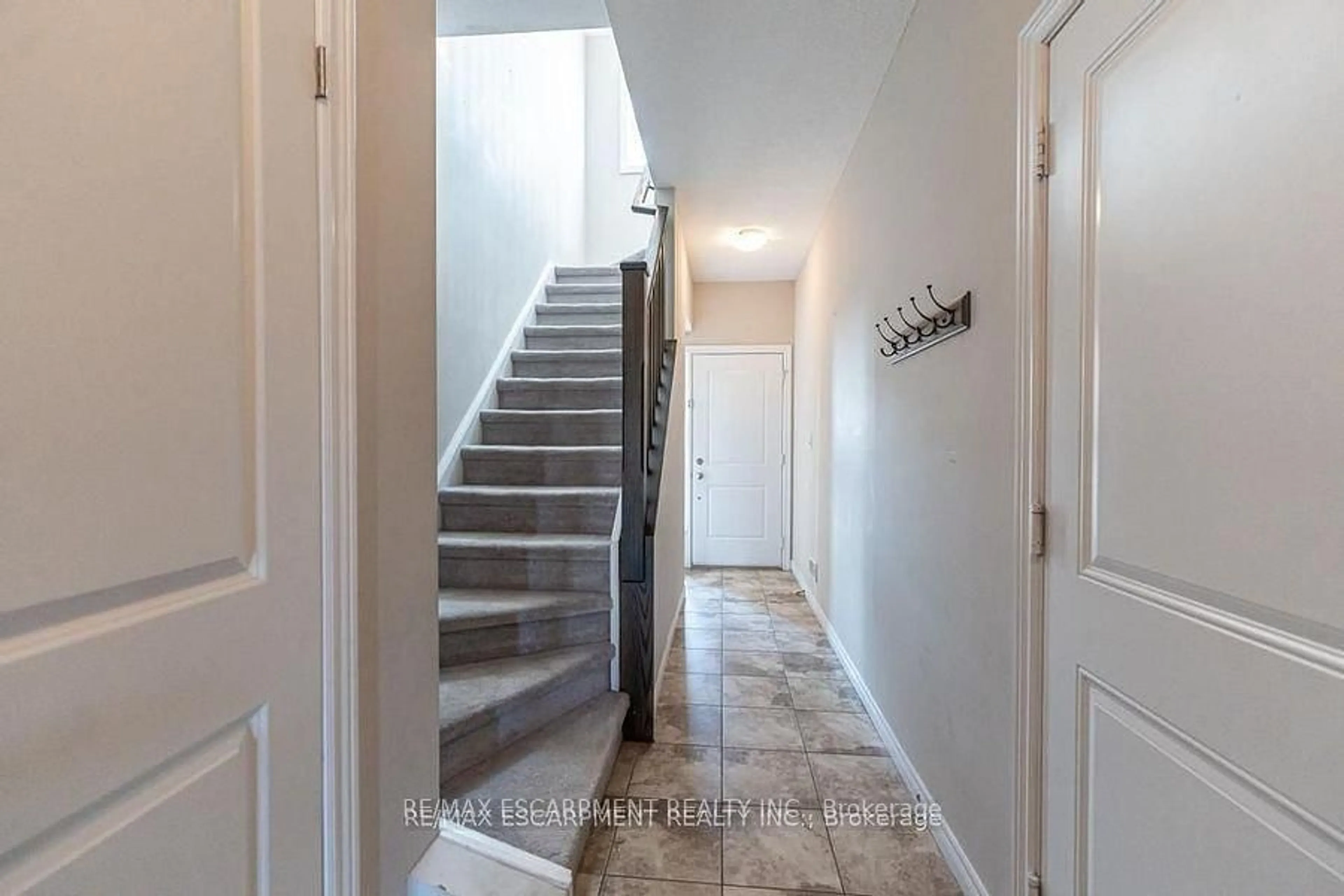 Indoor entryway for 63 Crossings Way, Hamilton Ontario L0R 1P0
