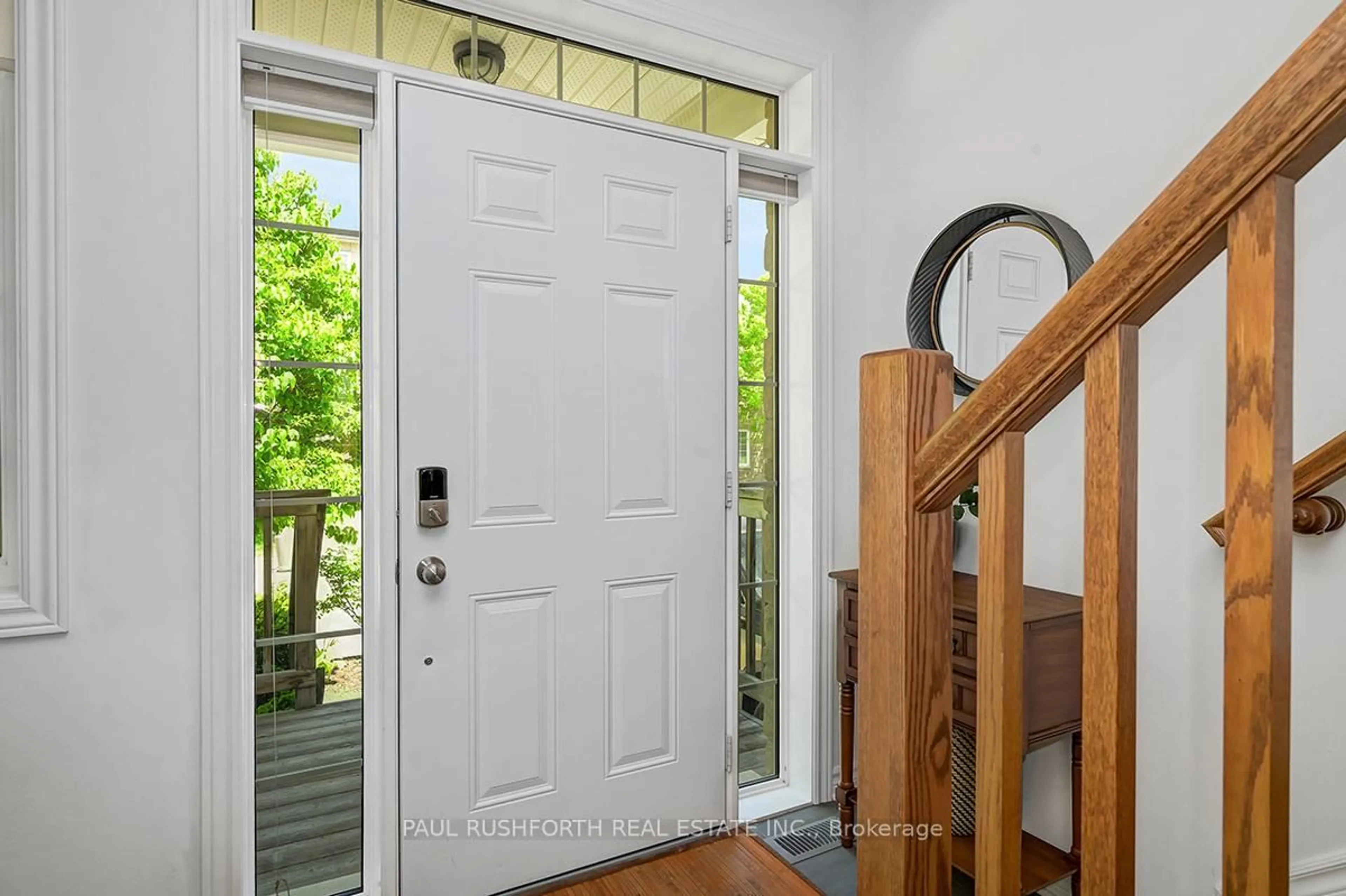 Indoor entryway for 978 Hooper St, Ottawa Ontario K1Z 6K2