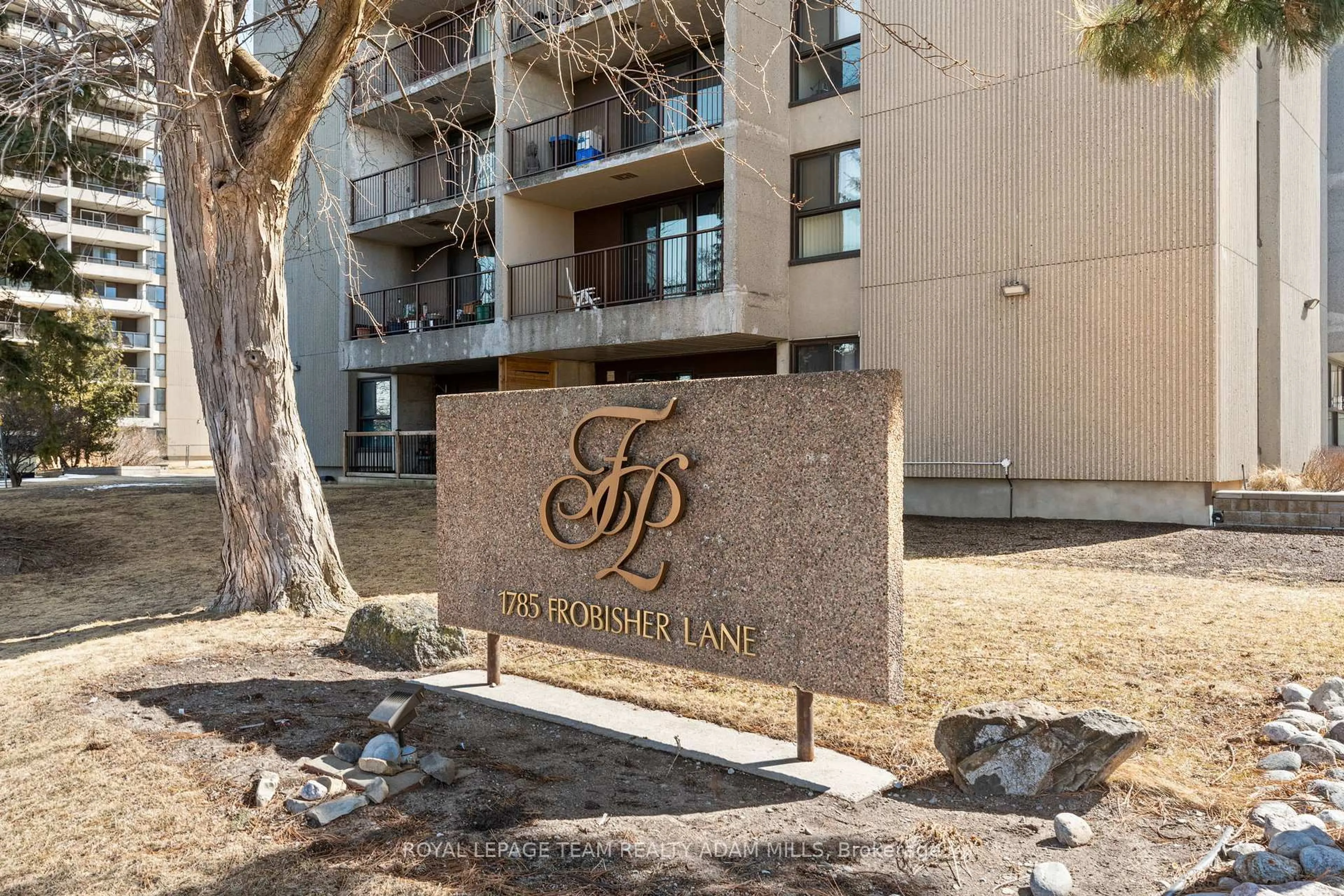 Indoor foyer for 1785 Frobisher Lane #1109, Ottawa Ontario K1G 3T7
