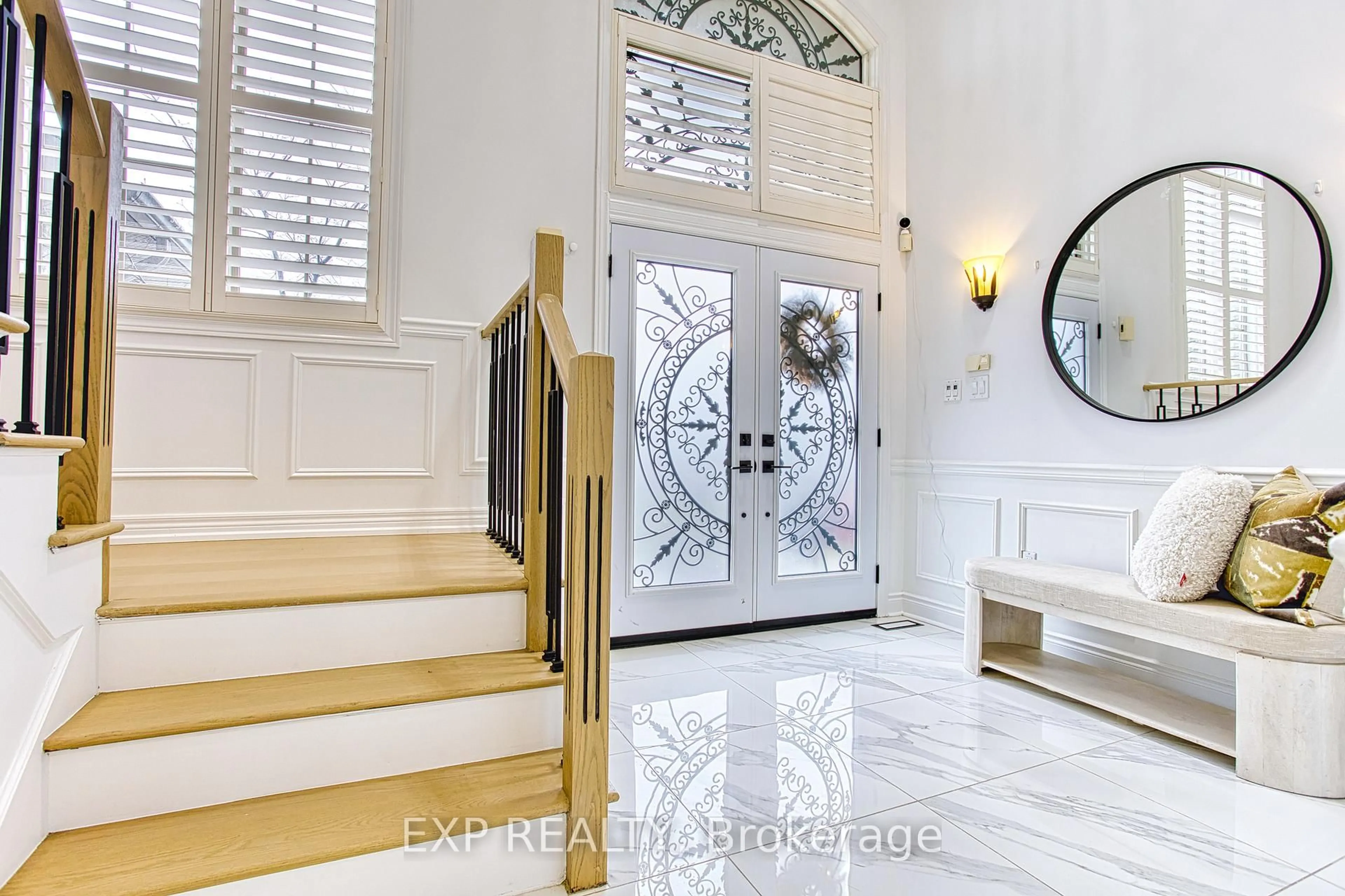 Indoor entryway for 50 Tuscani Dr, Hamilton Ontario L8E 5W4