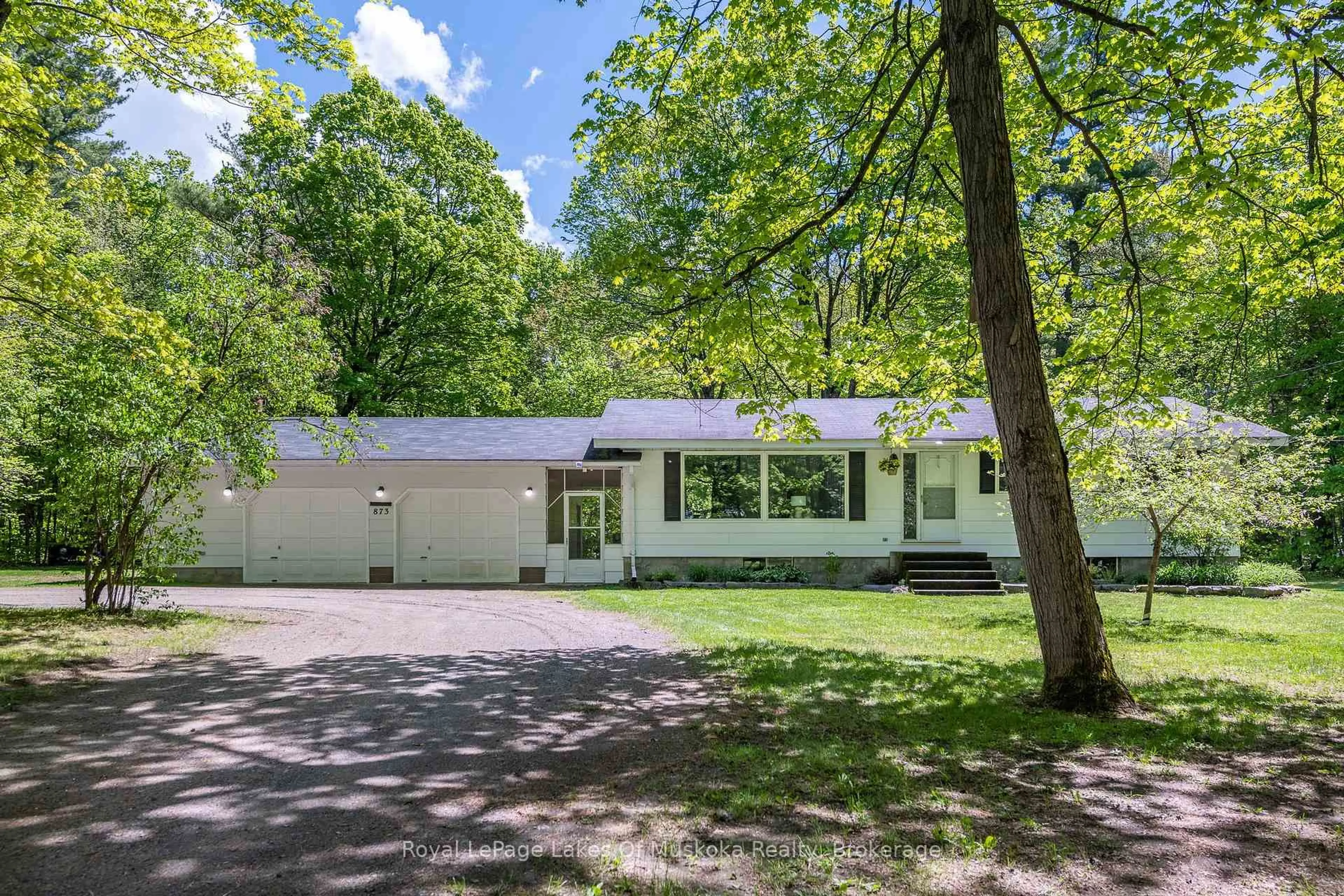 Home with vinyl exterior material, street for 873 Muskoka 3 Rd, Huntsville Ontario P1H 1E2