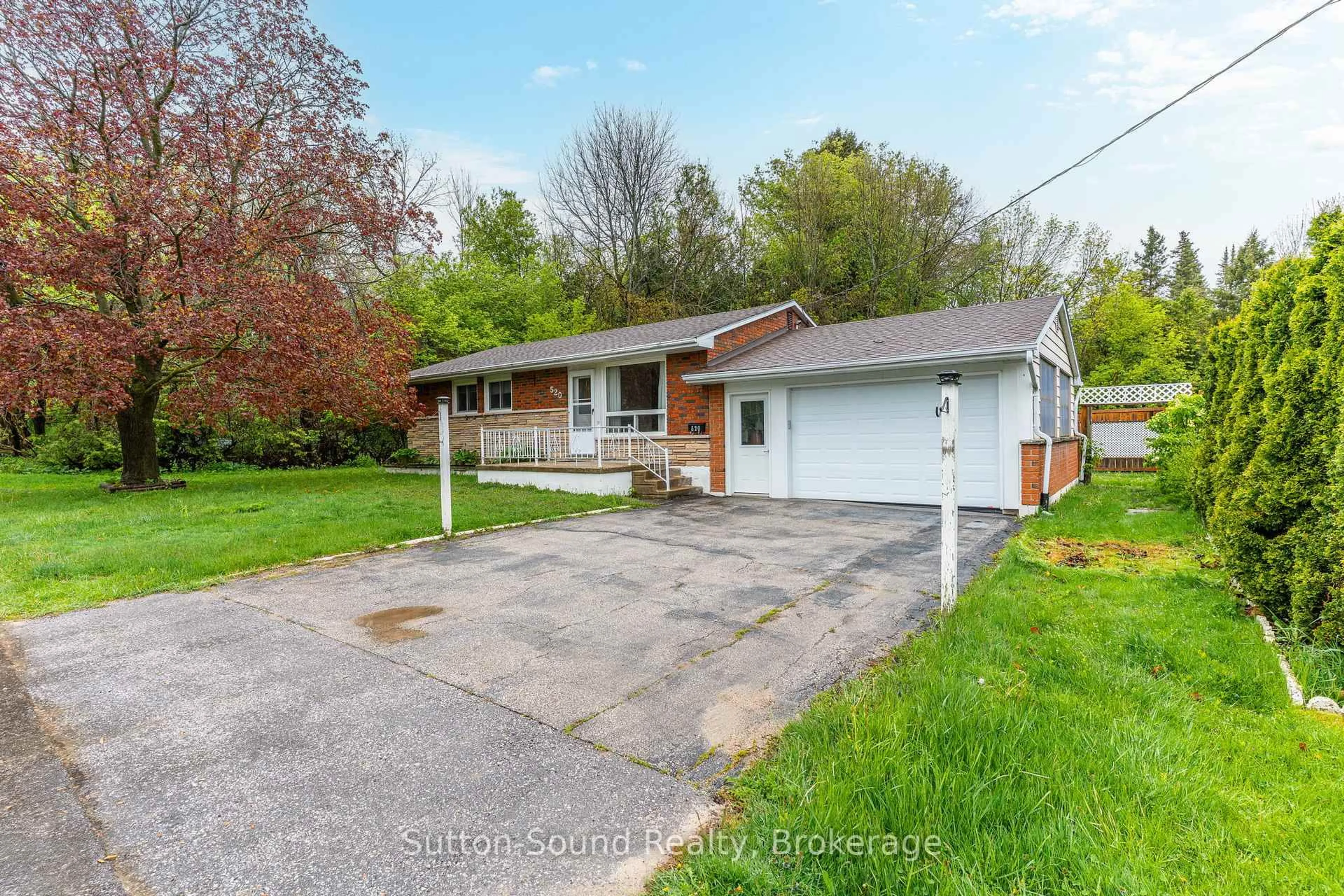 A pic from outside/outdoor area/front of a property/back of a property/a pic from drone, street for 520 22nd St, Owen Sound Ontario N4K 4G3