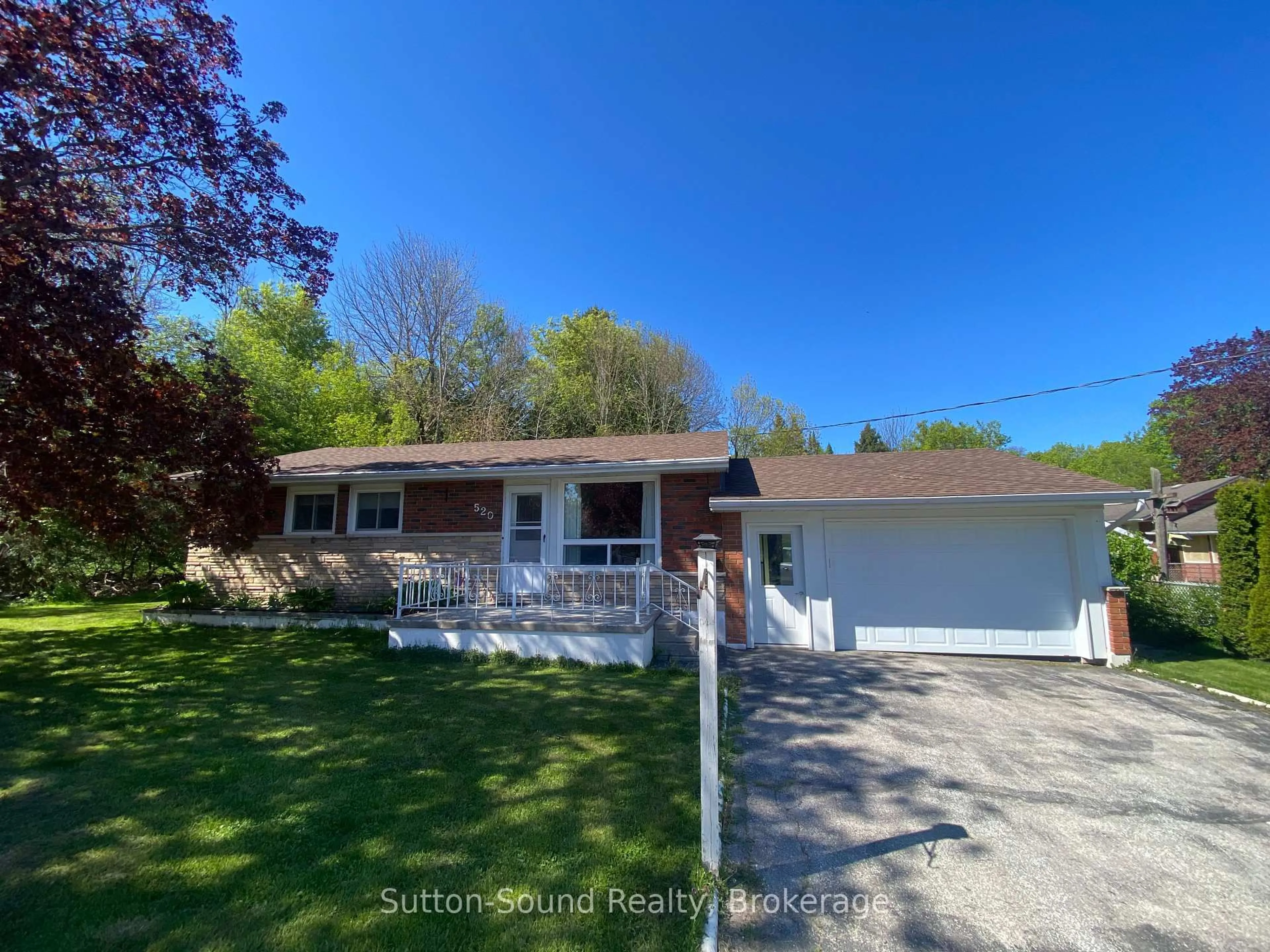 A pic from outside/outdoor area/front of a property/back of a property/a pic from drone, street for 520 22nd St, Owen Sound Ontario N4K 4G3