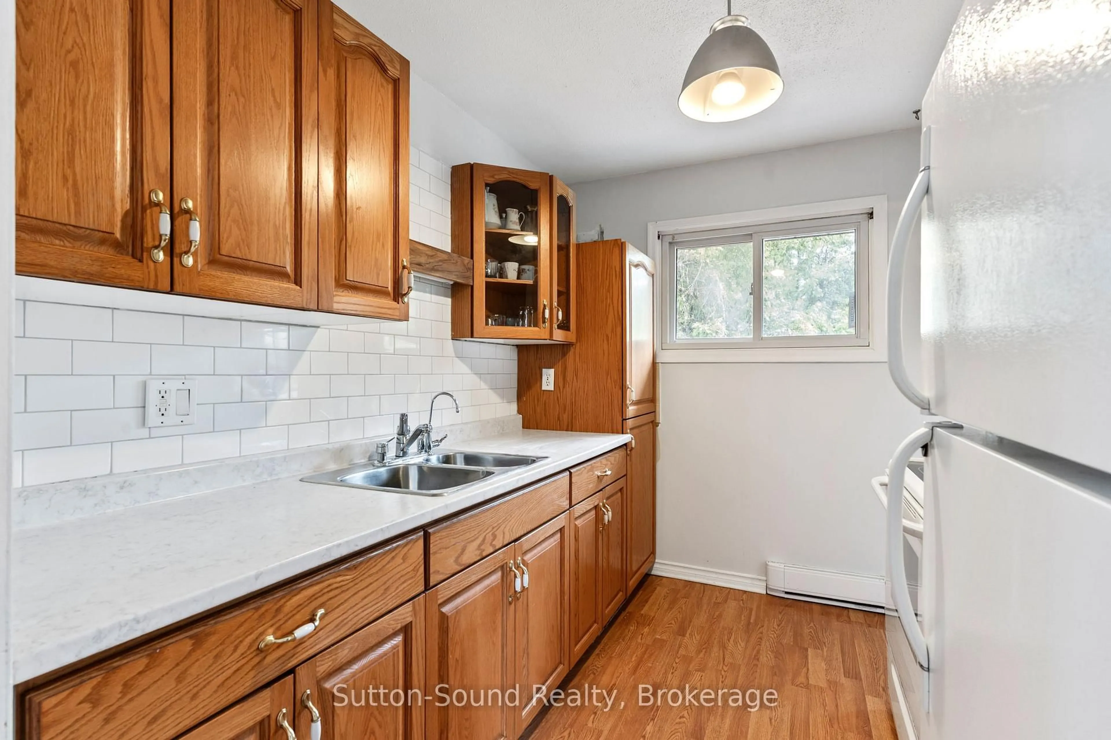 Standard kitchen, unknown for 520 22nd St, Owen Sound Ontario N4K 4G3