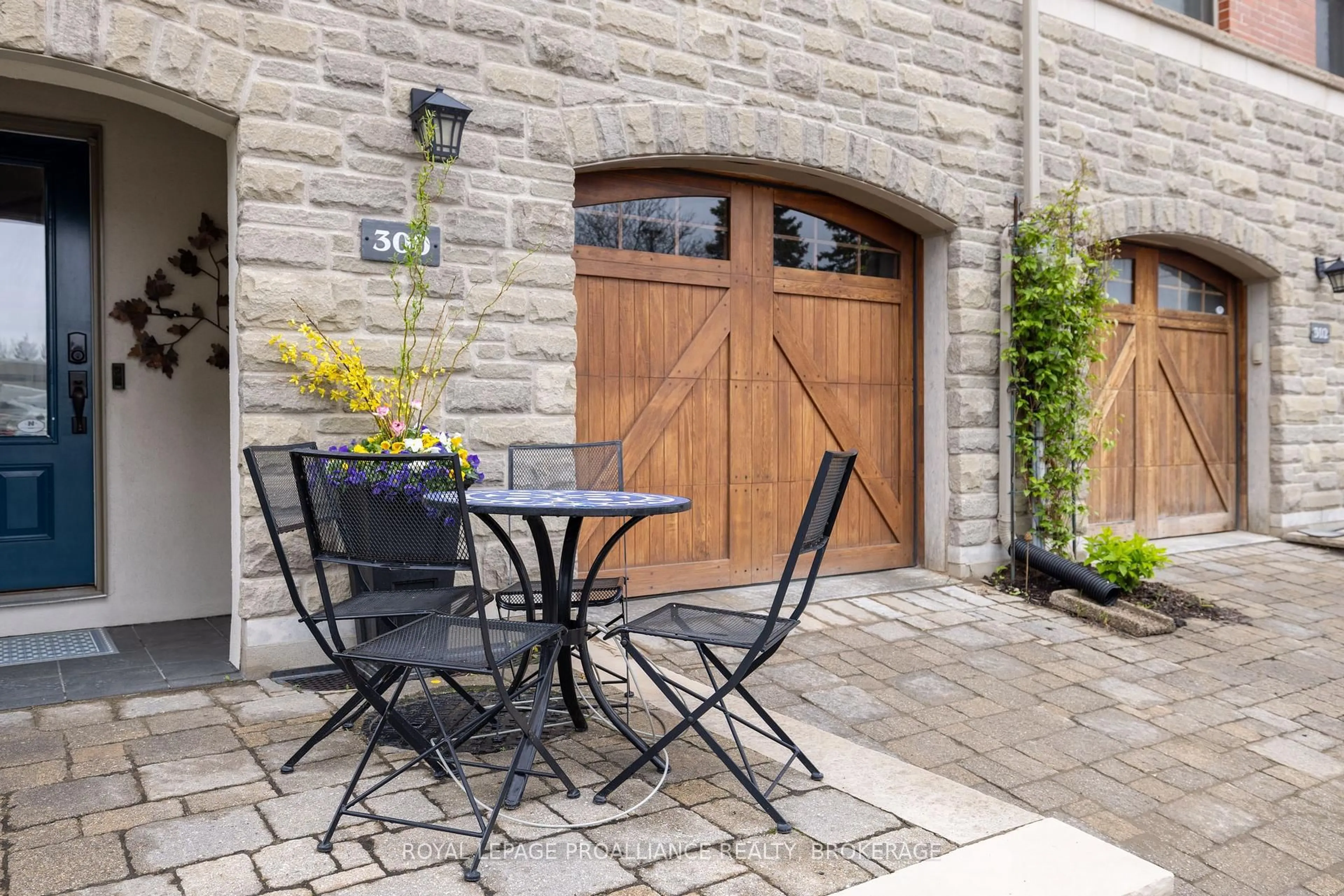 Patio, street for 300 Wellington St, Kingston Ontario K7K 2Z3